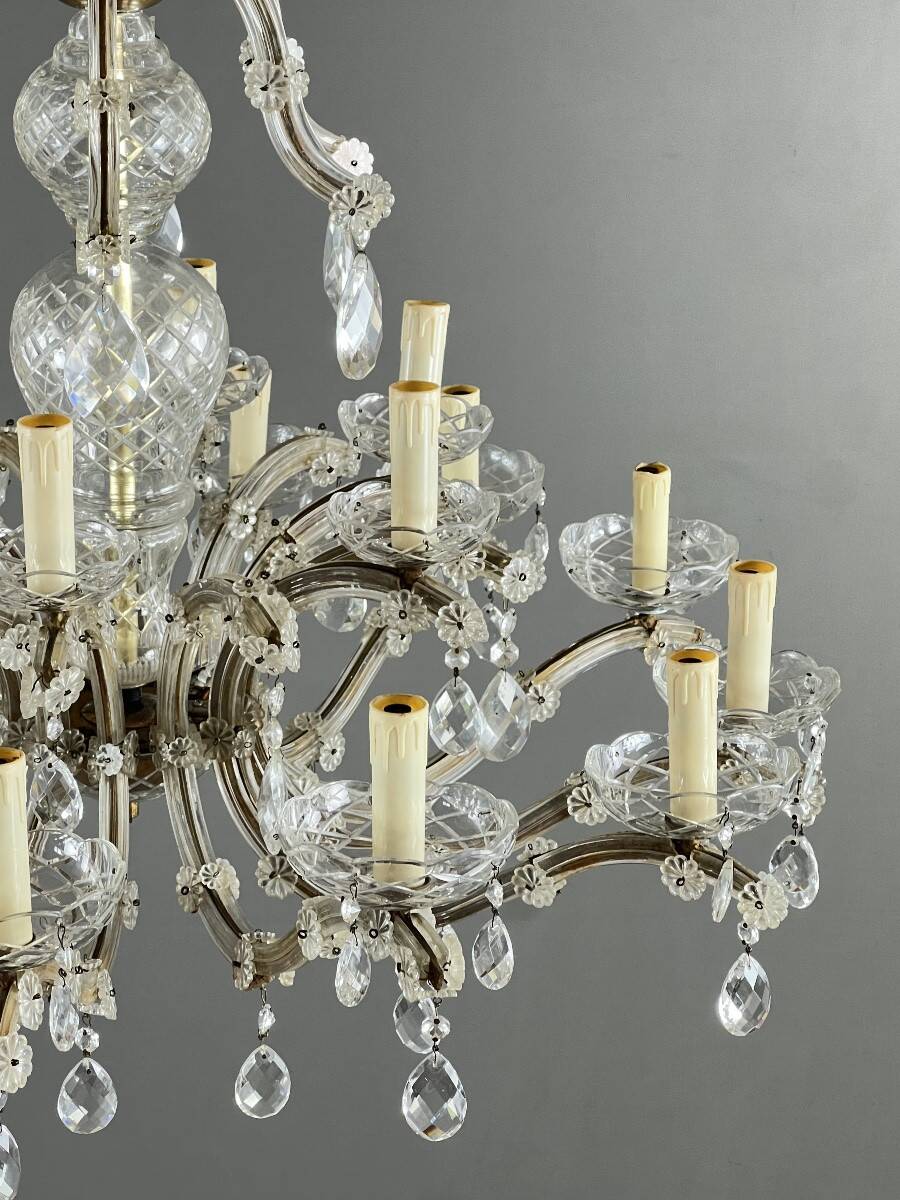 Large crystal chandelier with pendants, Louis XV style, 20th century.