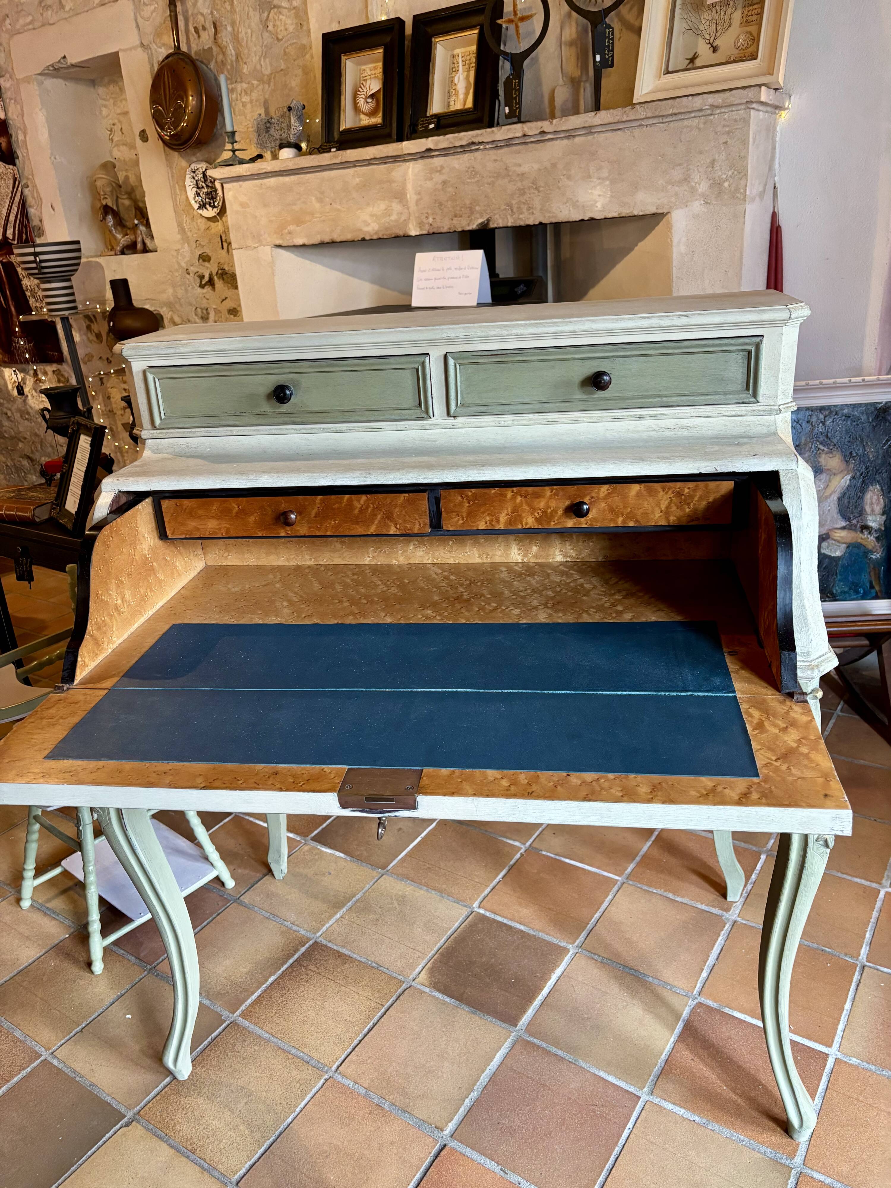 Cylinder desk, between light and the gentleness of time
