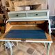 Cylinder desk, between light and the softness of time.