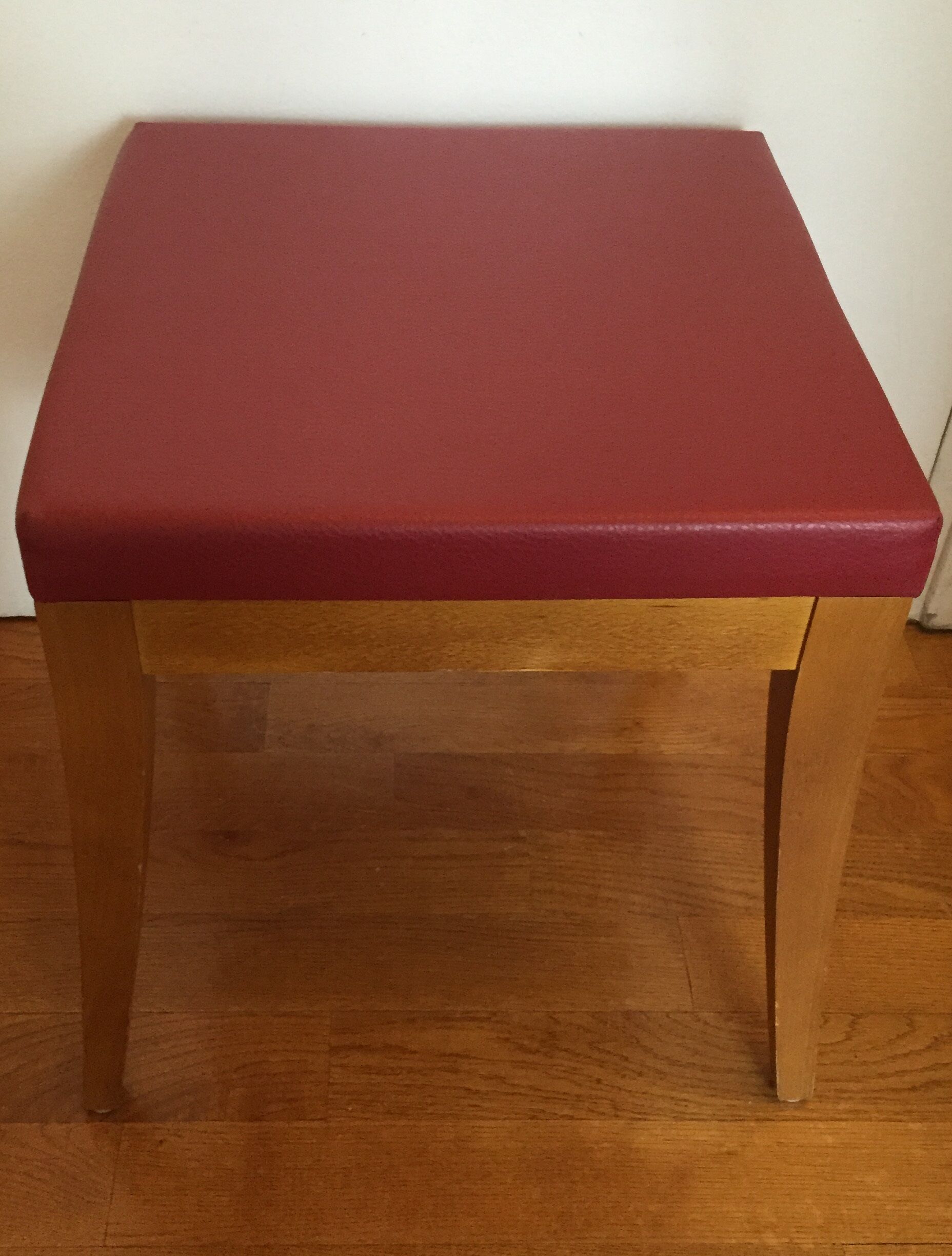 Stool in solid wood, covered with leatherette Burgundy