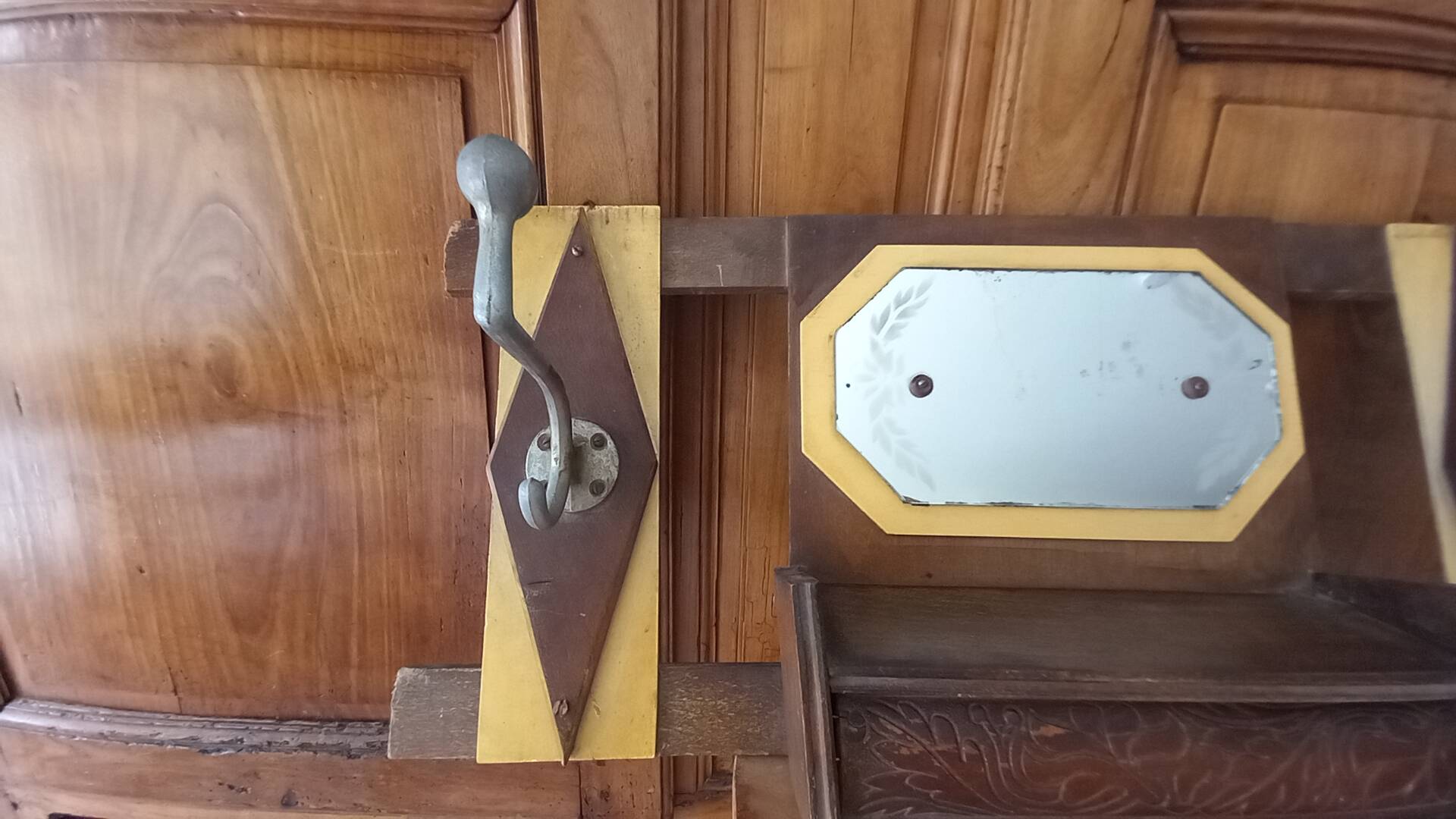 Vintage Art Deco wall coat rack in two-tone wood with engraved mirror.