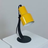 Une paire de lampes de chevet minimalistes bien conçues.