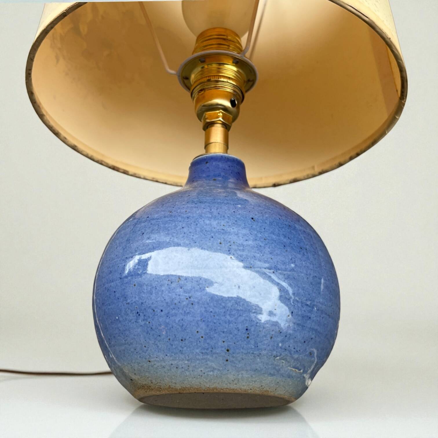 Lampe vintage en grès céramique bleu lavande - abat-jour fleurs séchées