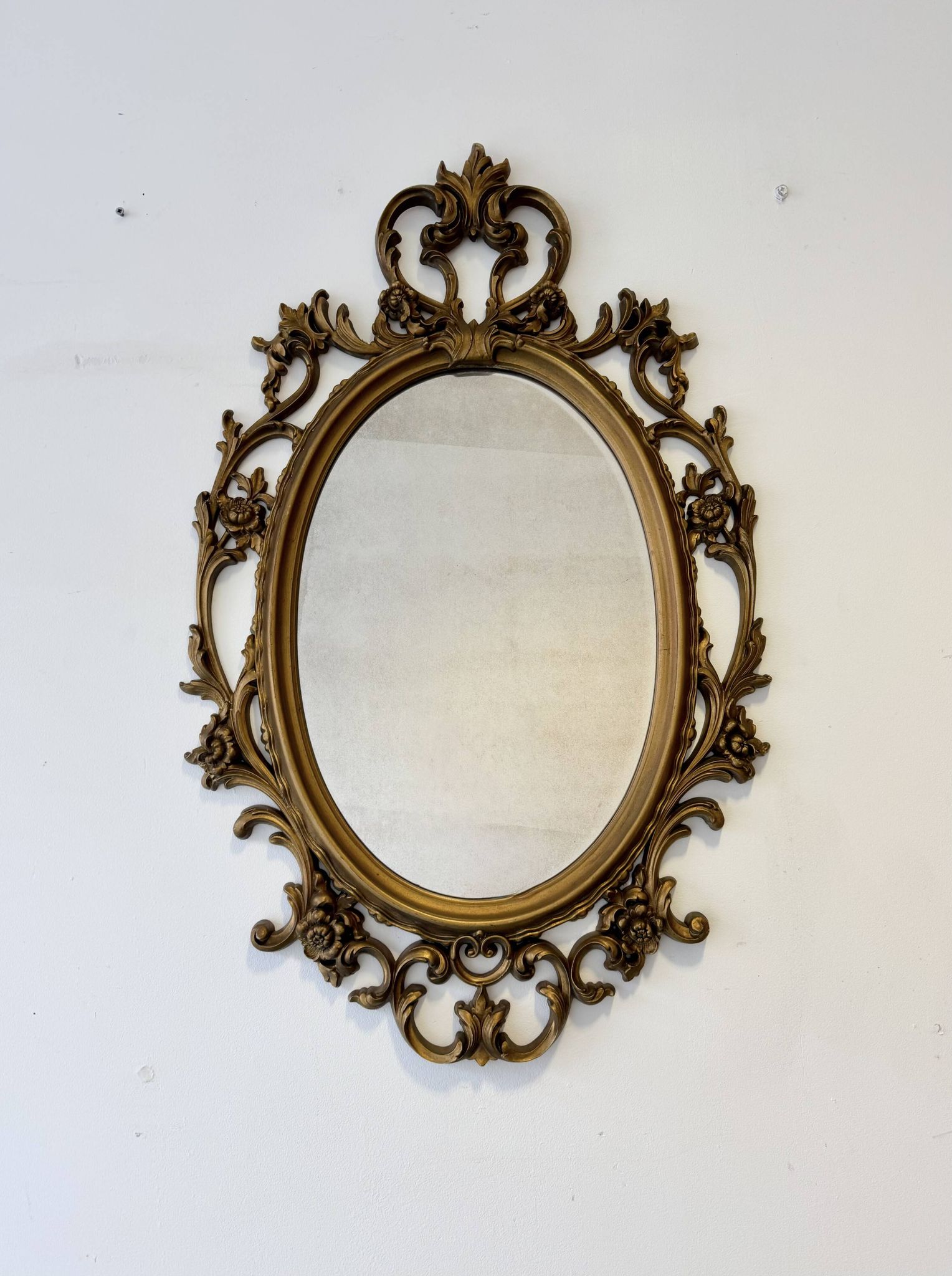 Miroir ovale en or de style baroque par Roberta Wood