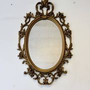 Miroir ovale en or de style baroque par Roberta Wood