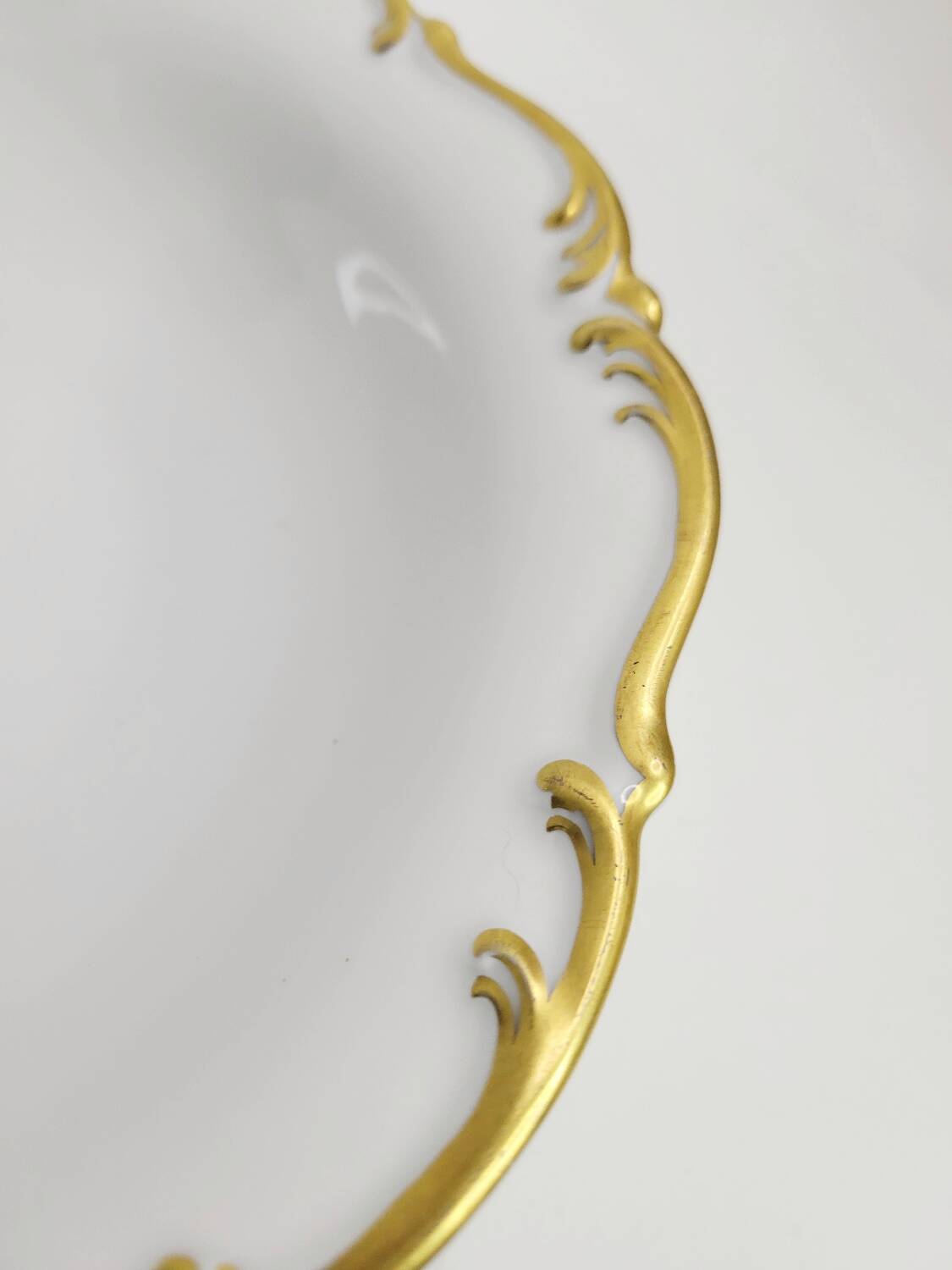 Antique shallow dish in gilded porcelain, Tirschenreuth, Bavaria, late 19th century.