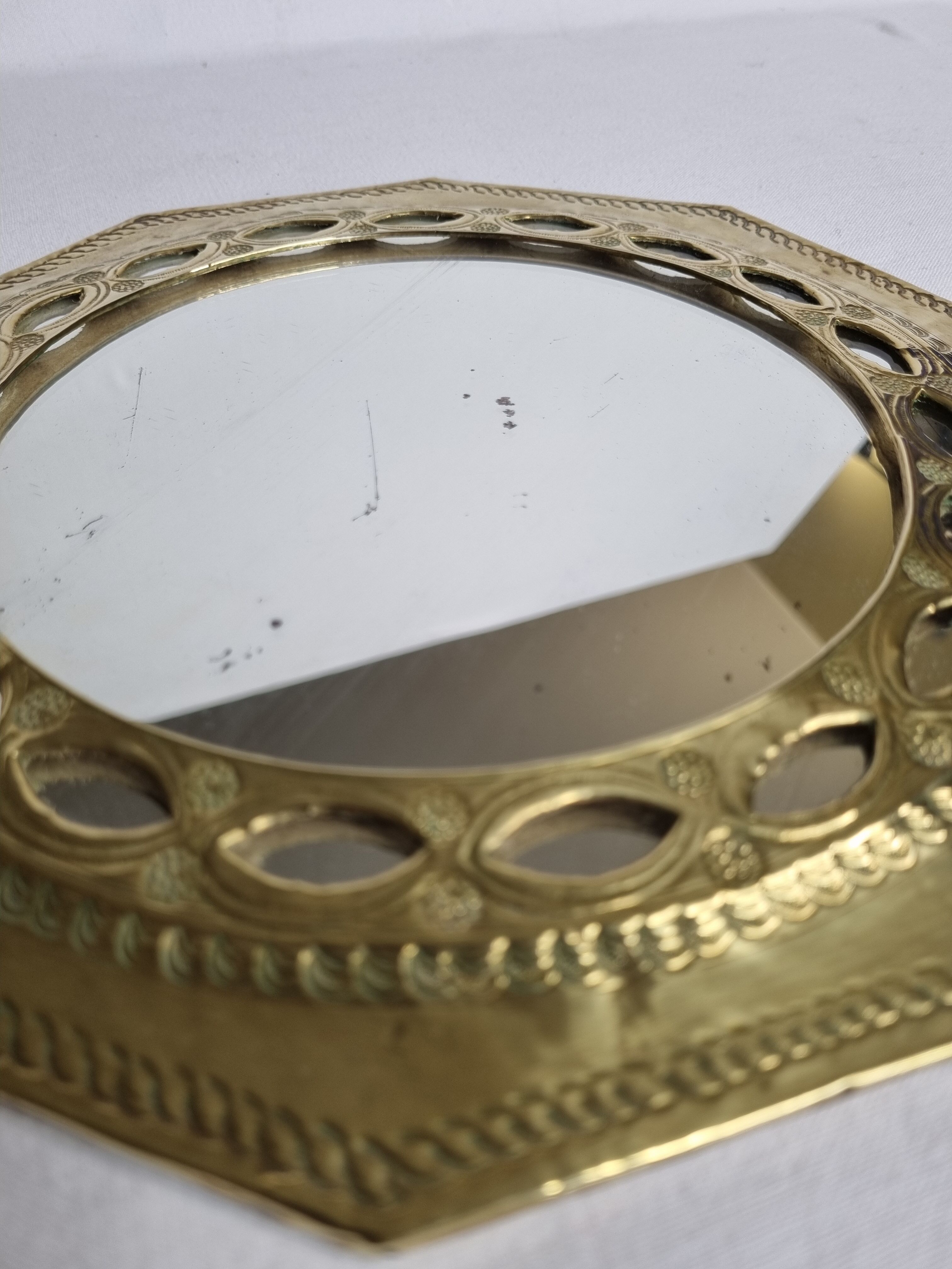 Vintage Moroccan mirror in hammered brass with openwork decoration, 22 cm