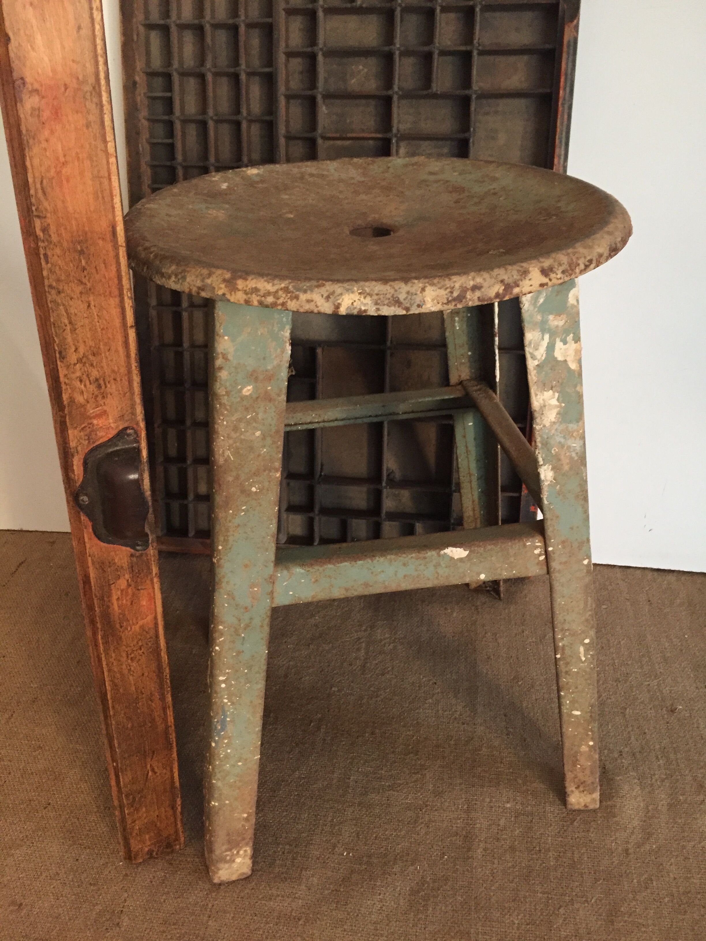 Tabouret d'atelier esprit wabi-sabi