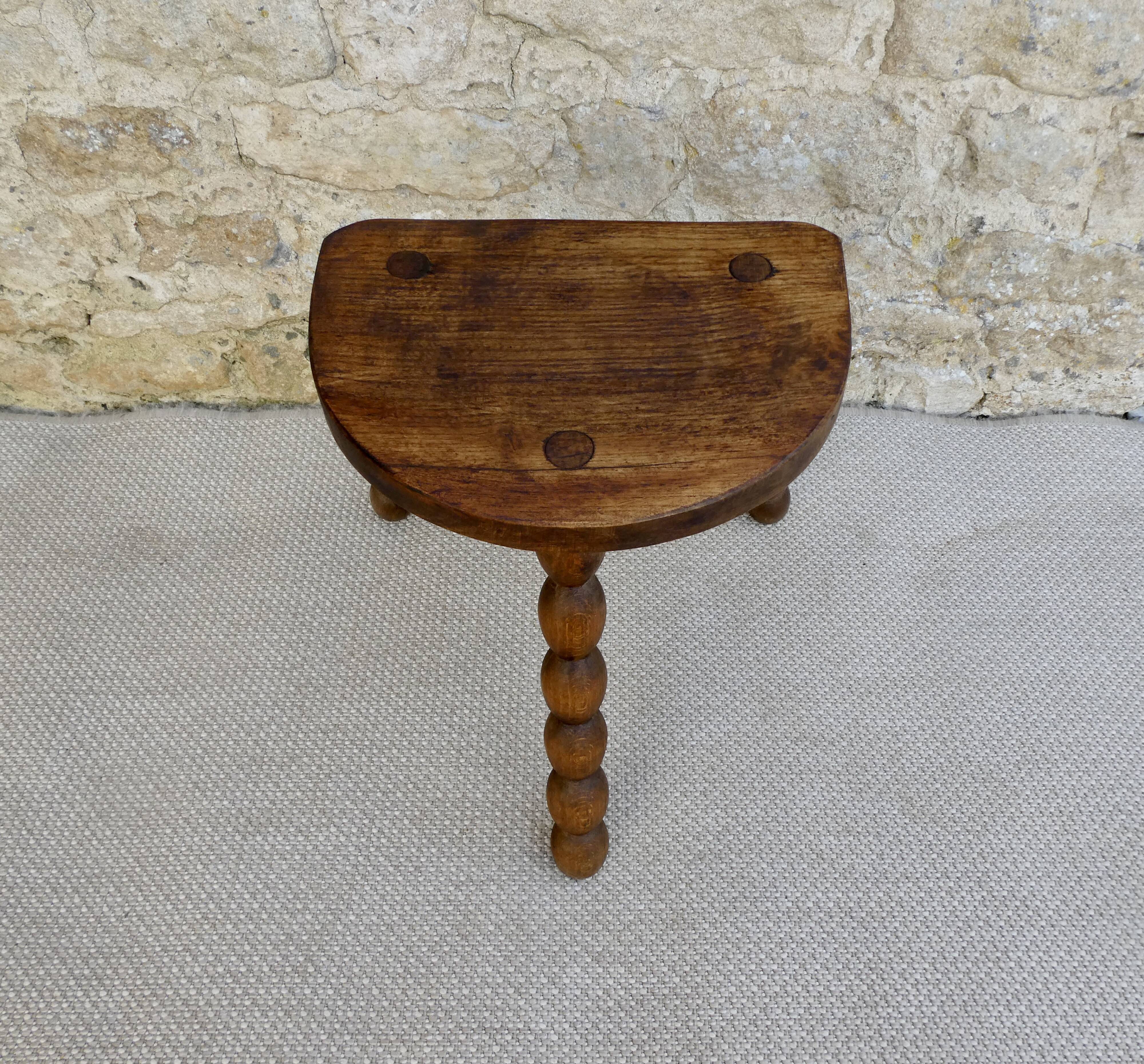 Tabouret tripode en bois massif, dit de vacher