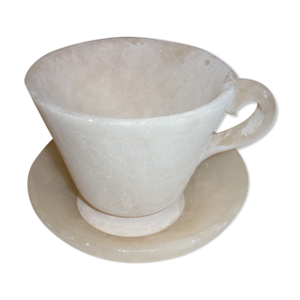 Tasse et sous-tasse en albâtre