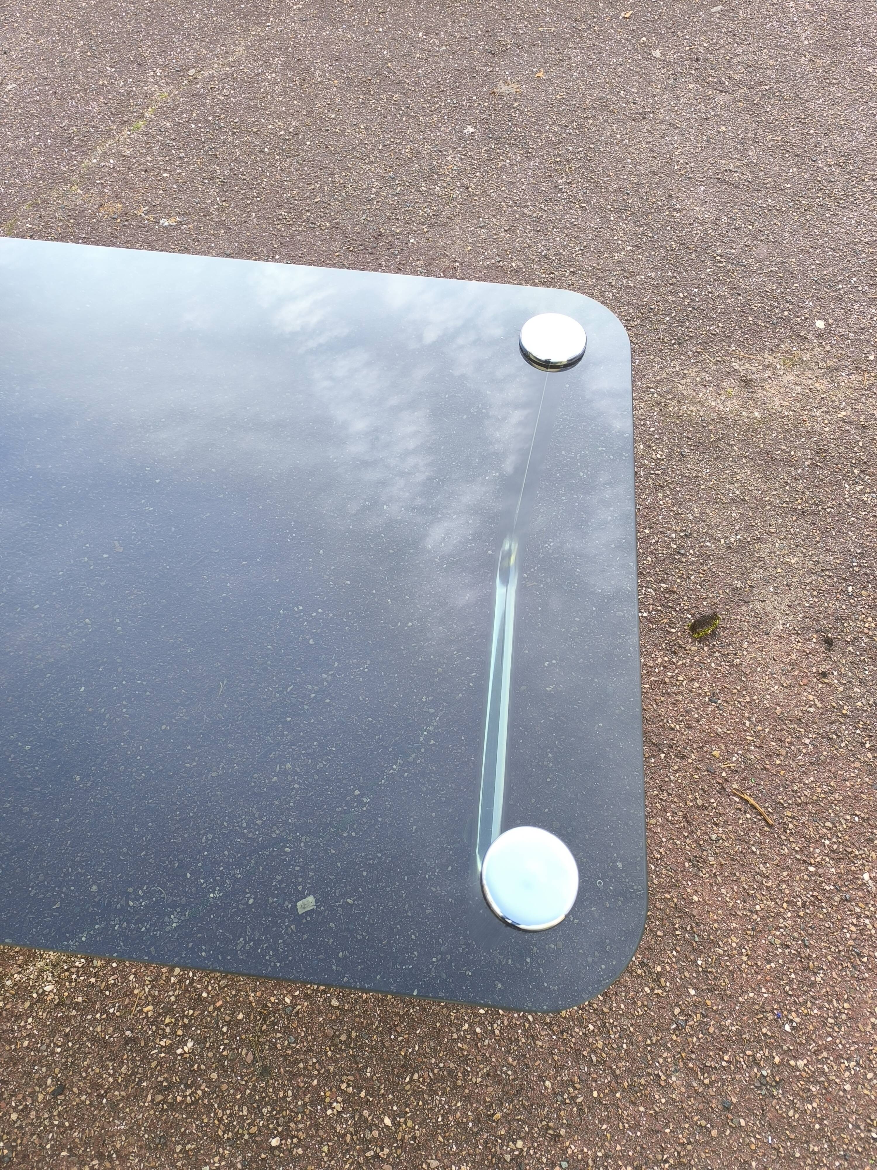 Table basse chromé et verre noir fumé space age italienne