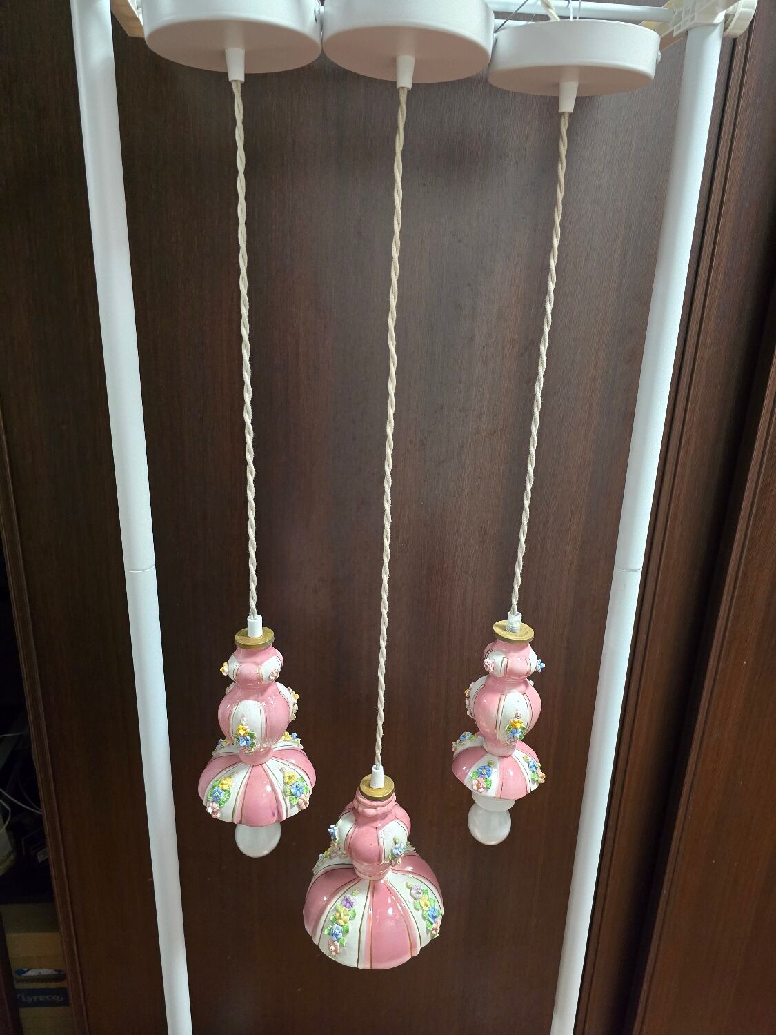 Suspension in antique slipware