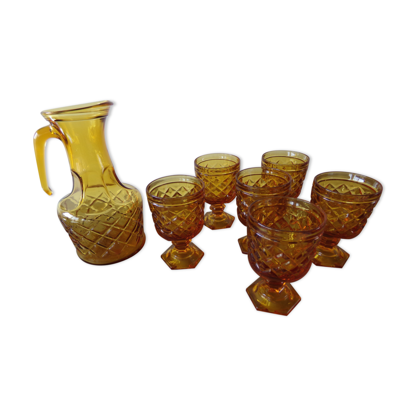 Carafe and its 6 amber-colored glasses