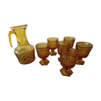 Carafe and its 6 amber-colored glasses