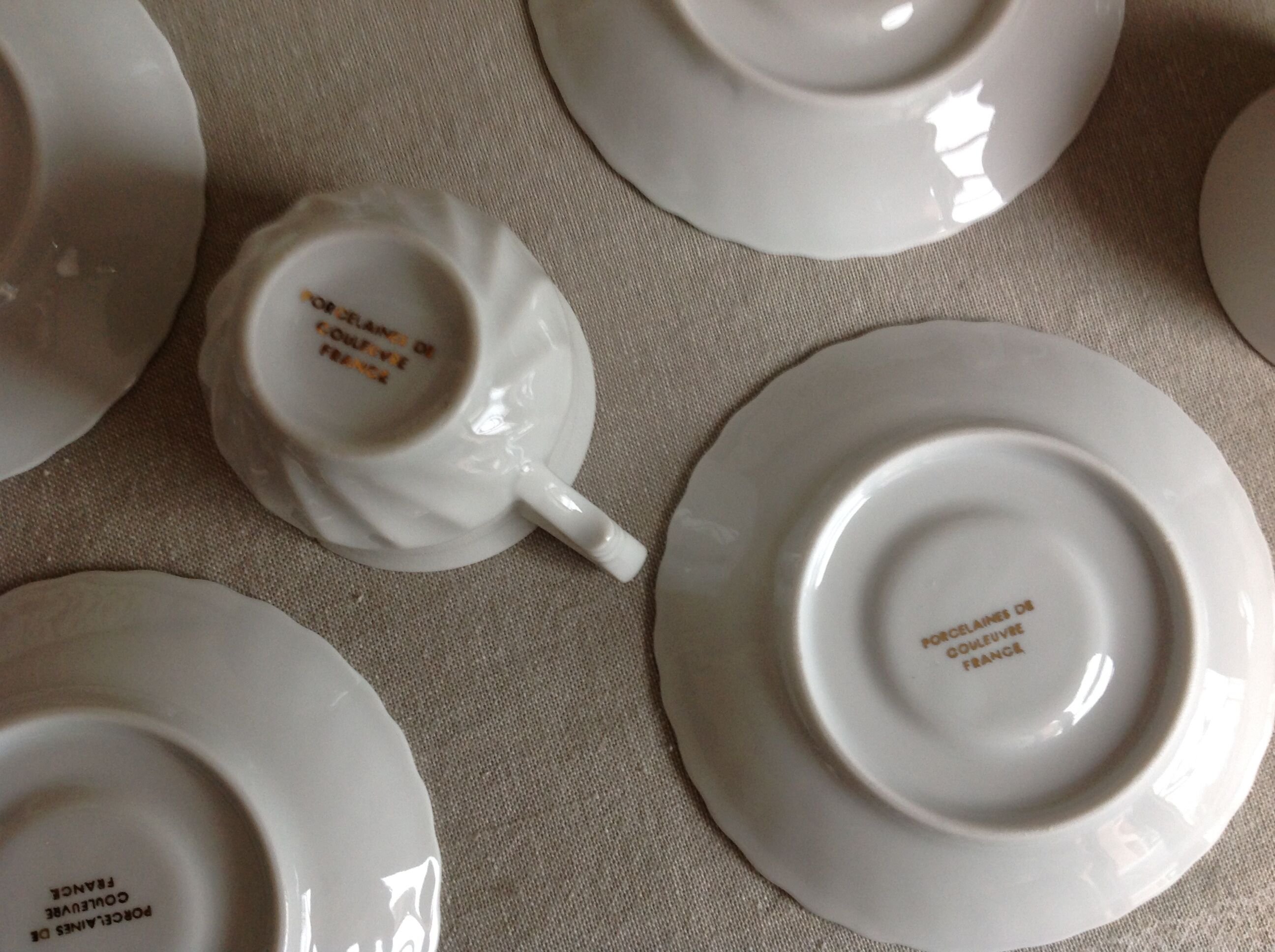 Six tasses et sous tasses en porcelaine blanche de Couleuvre des années 60-70