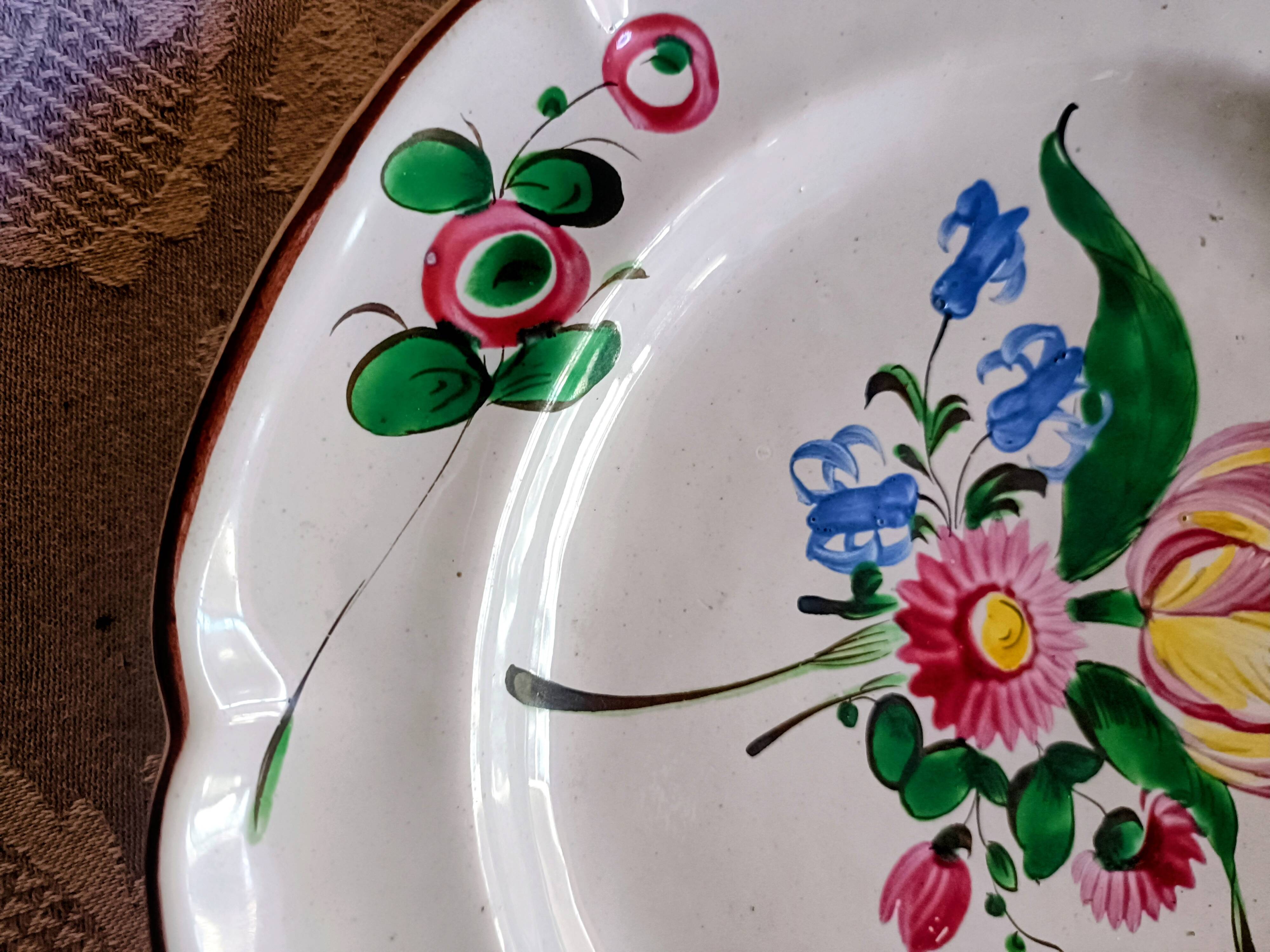 Assiette faïence de l'est St Clément décor tulipe