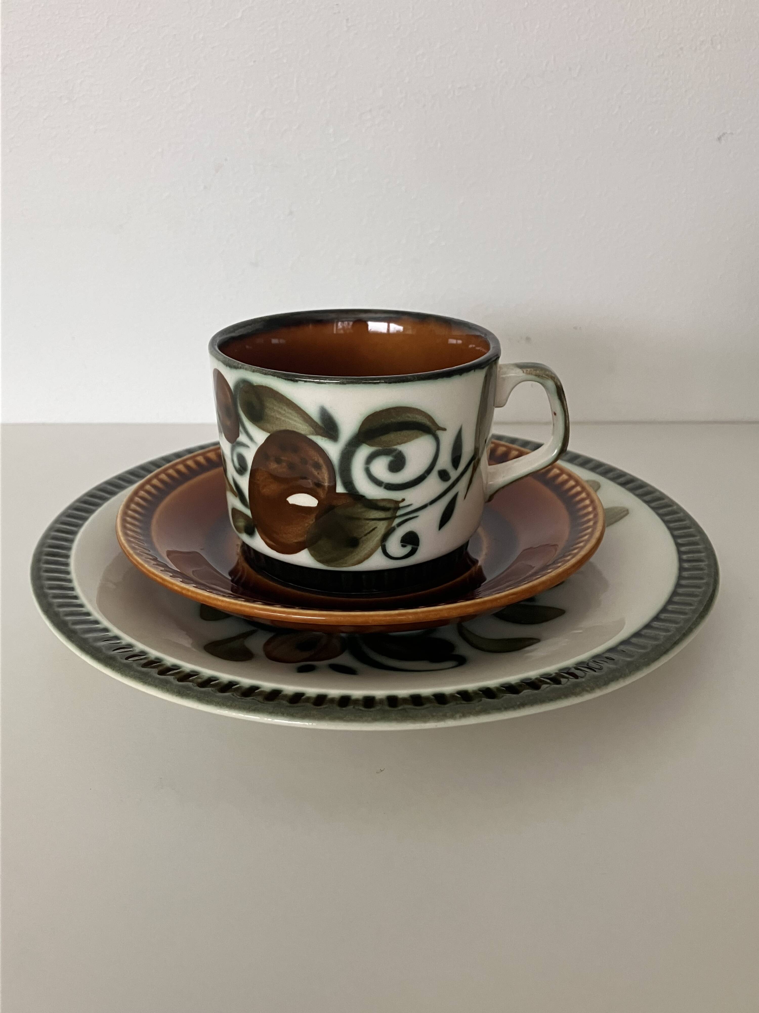 Tableware service plates and cups Argenteuil La Louvière Boch 1960