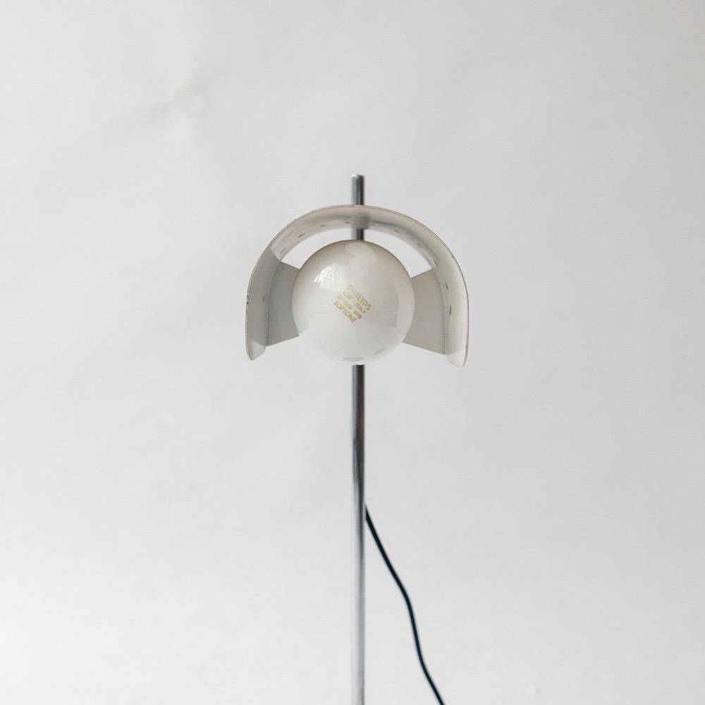 Lampe de table italienne vintage des années 1970 dans le style de Joe Colombo pour Oluce, chromée.