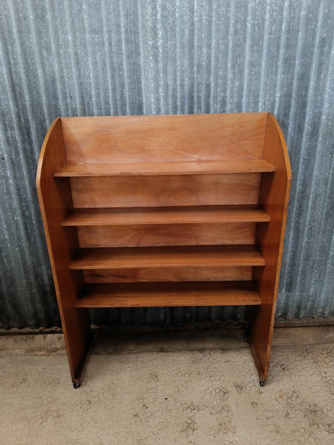 Bibliothèque en bois vintage sur roulettes