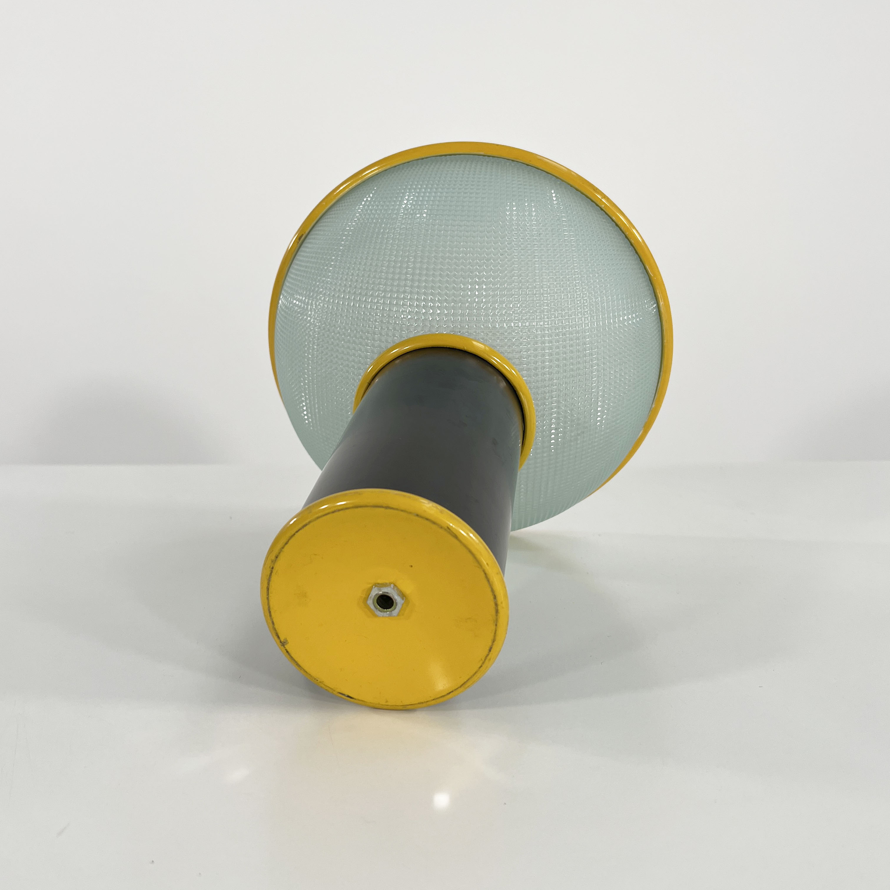 Lampe de table postmoderne  jaune et noire en métal et verre 1980