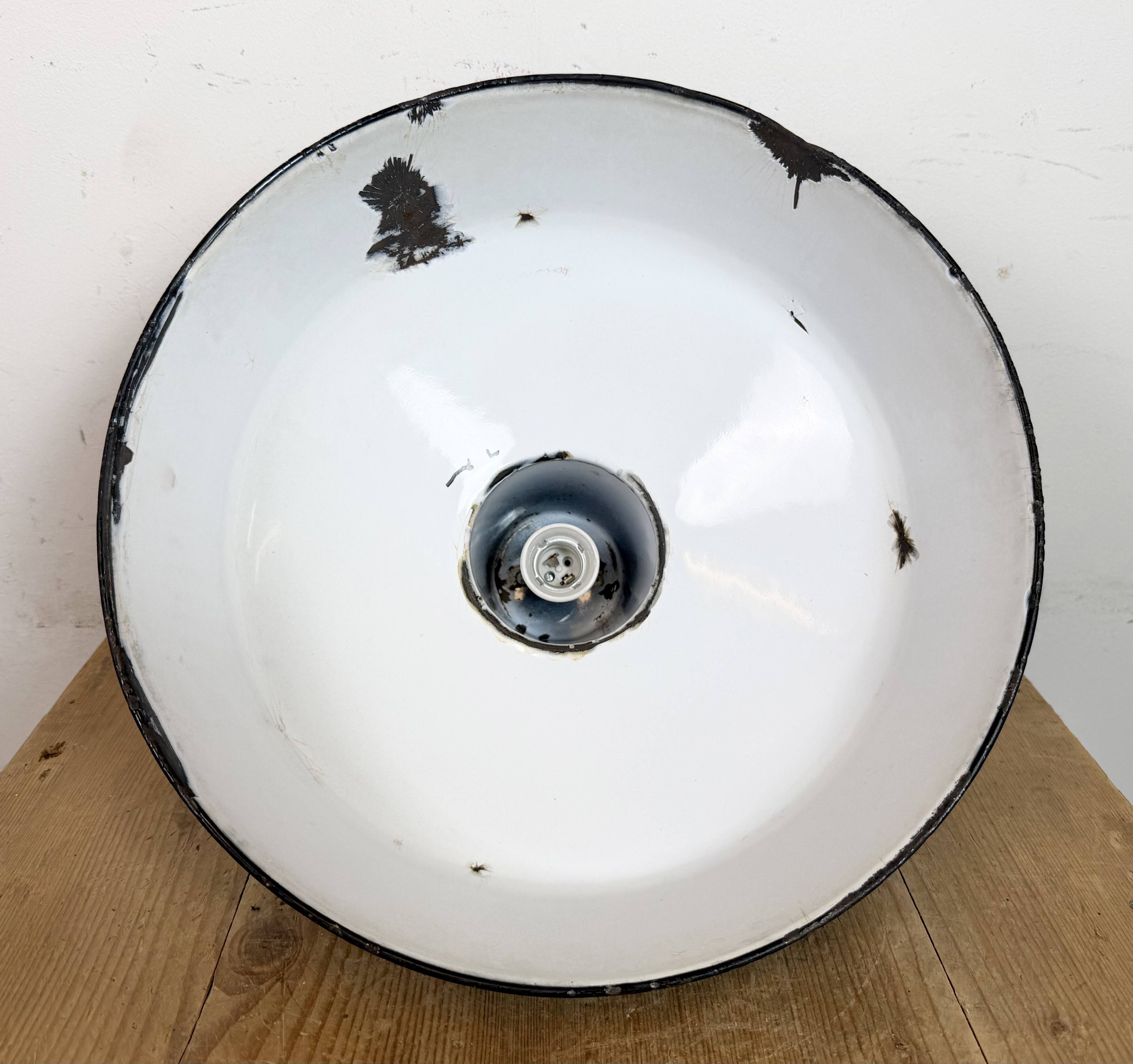 Lampe d'usine industrielle en émail noir avec dessus en fonte, années 1950