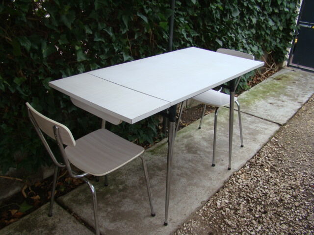 Ancient formica table and chairs
