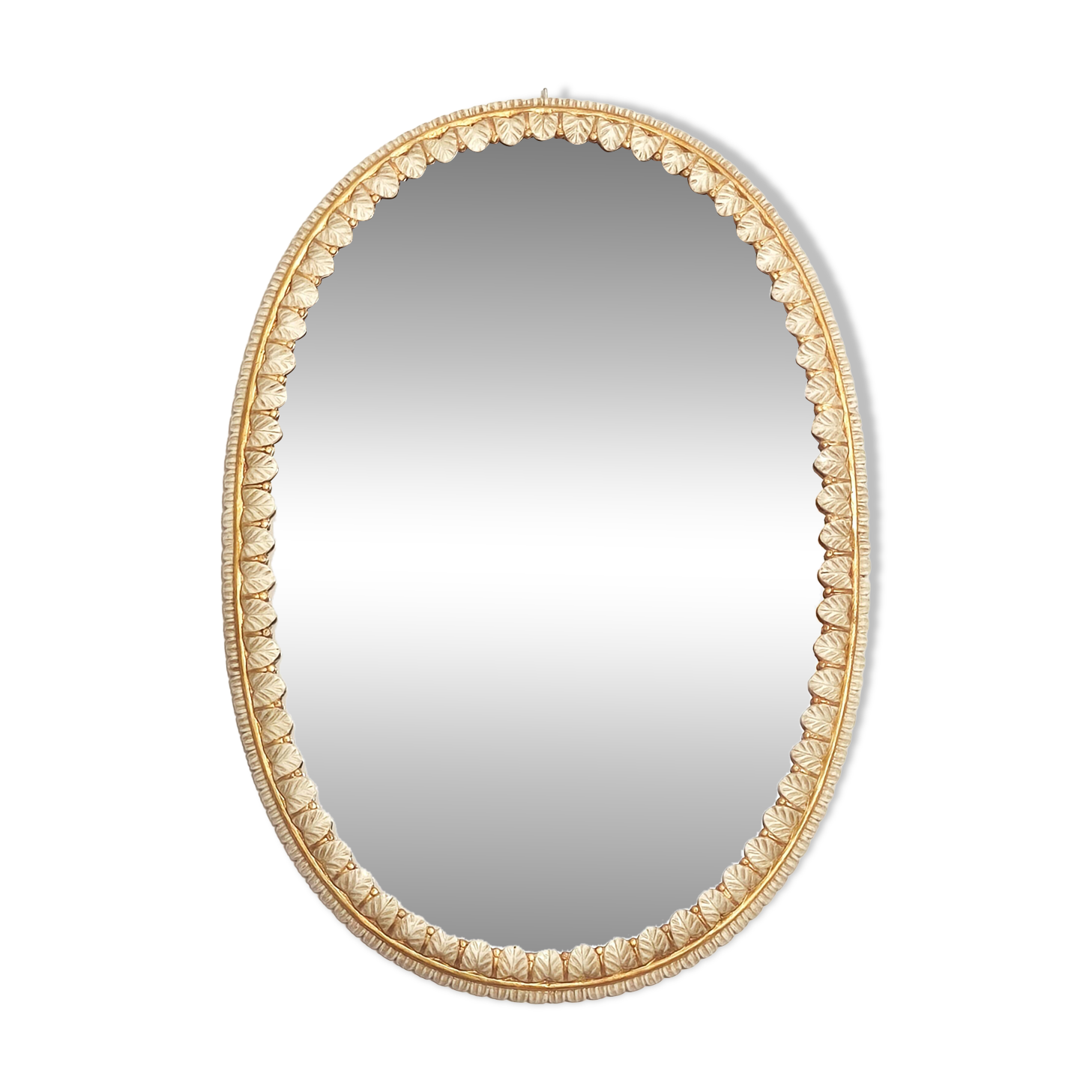 Large oval Florentine mirror in carved wood and gilded with gold leaf.