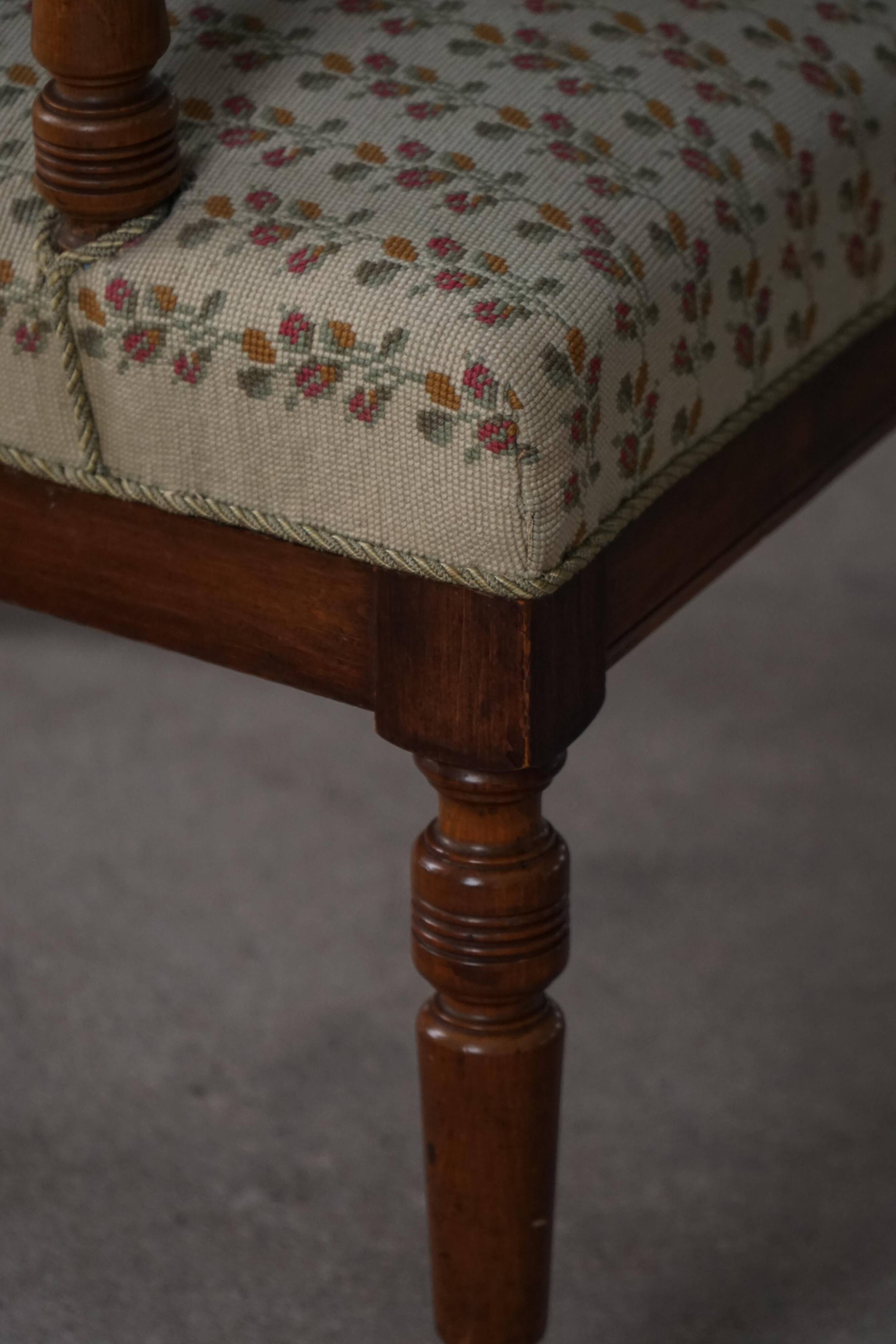 Fauteuil danois moderne en bois tourné avec tissu floral, début du XXe siècle