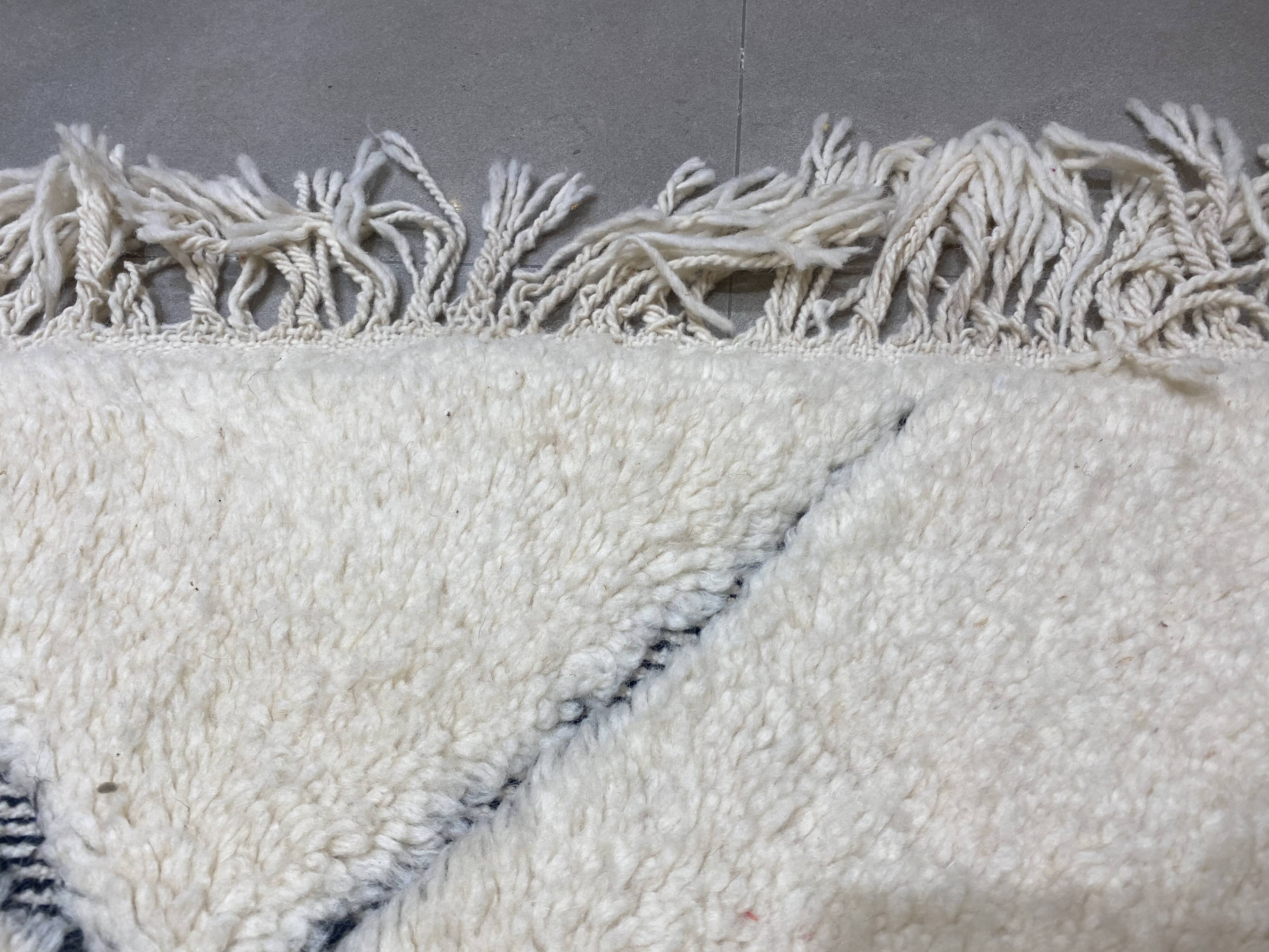 White/black relief laine laine carpet 163x255cm