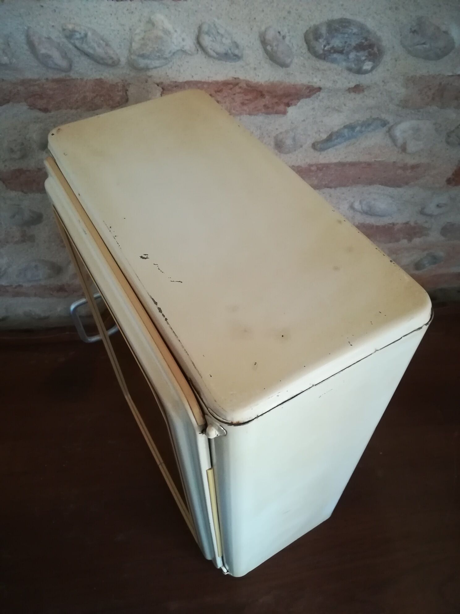 Metal medicine cabinet