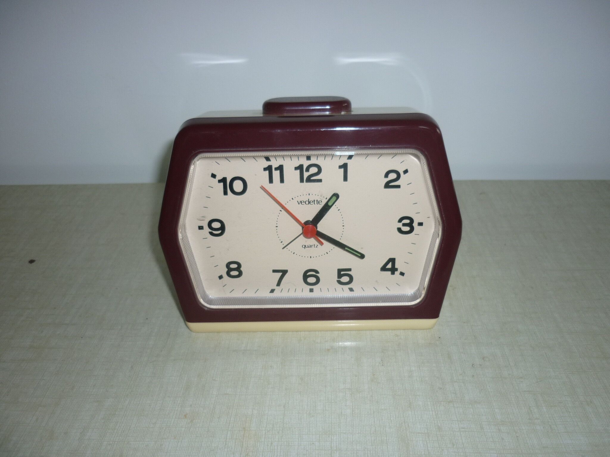 Vintage beige and garnet alarm clock Vedette
