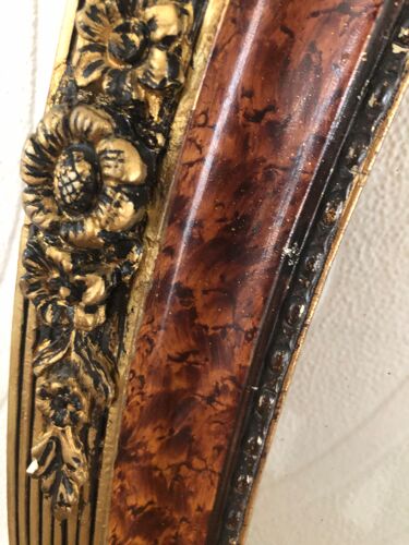 Ancien cadre ovale bois et stuc doré motifs floraux