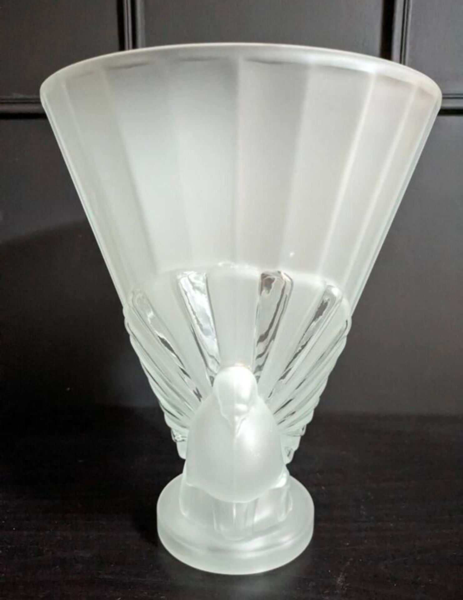 Vase aux ''colombes'' opalescent Art Déco