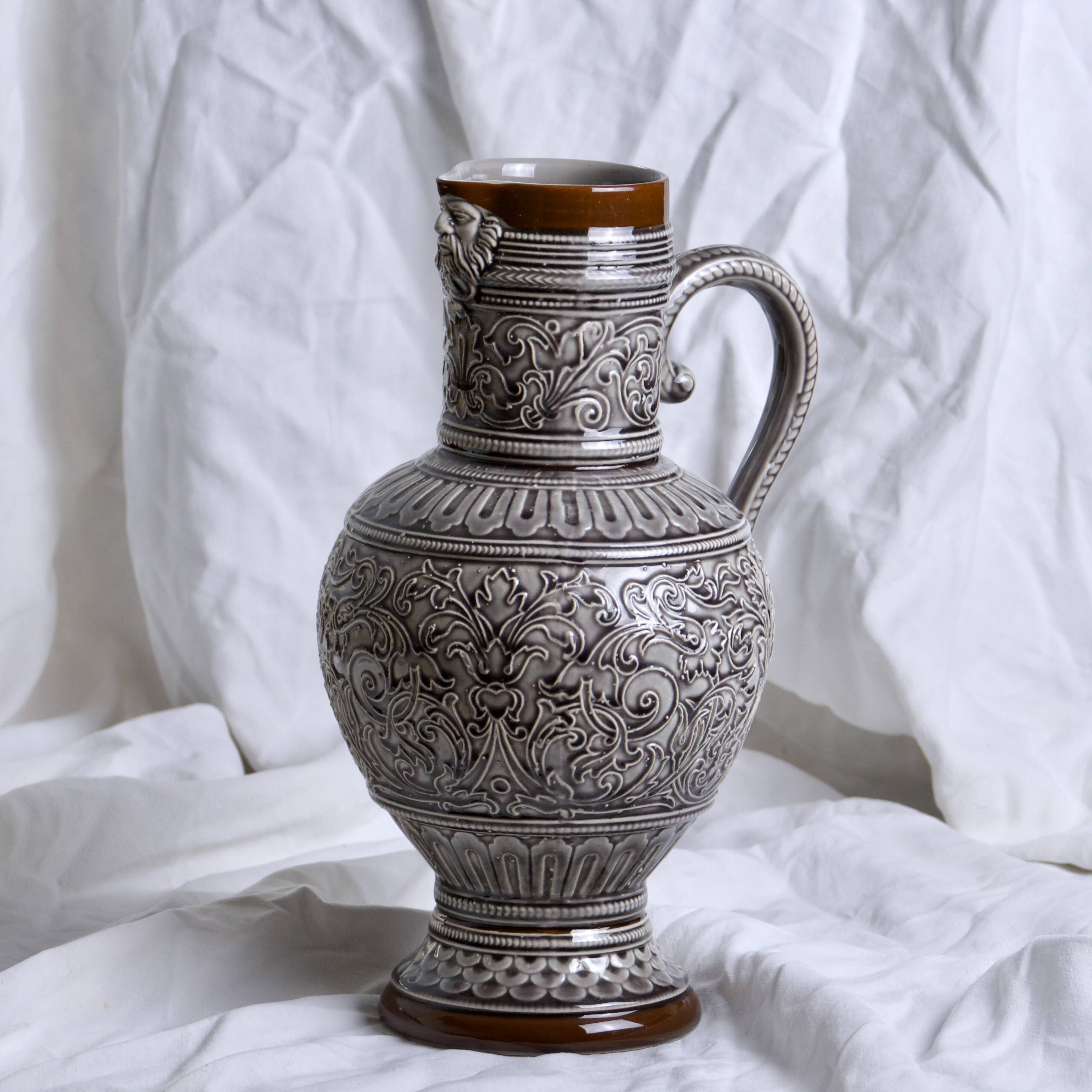 Large 19th century (1840) barbotine carafe / vase with prow head