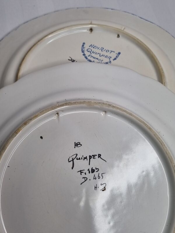 Paire d'assiettes plates Henriot Quimper à décor de coq et de fleurs