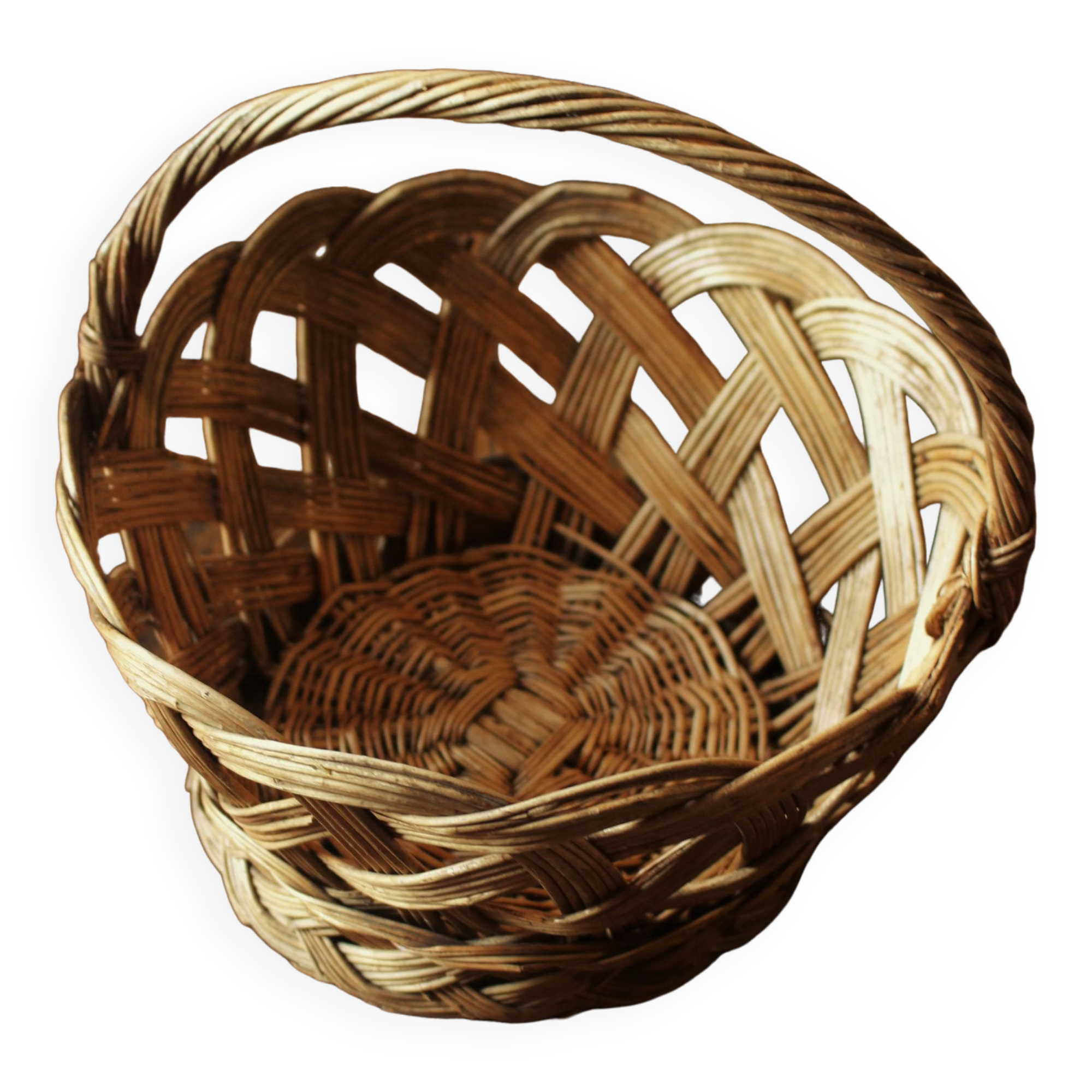Twisted wicker basket