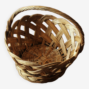 Twisted wicker basket