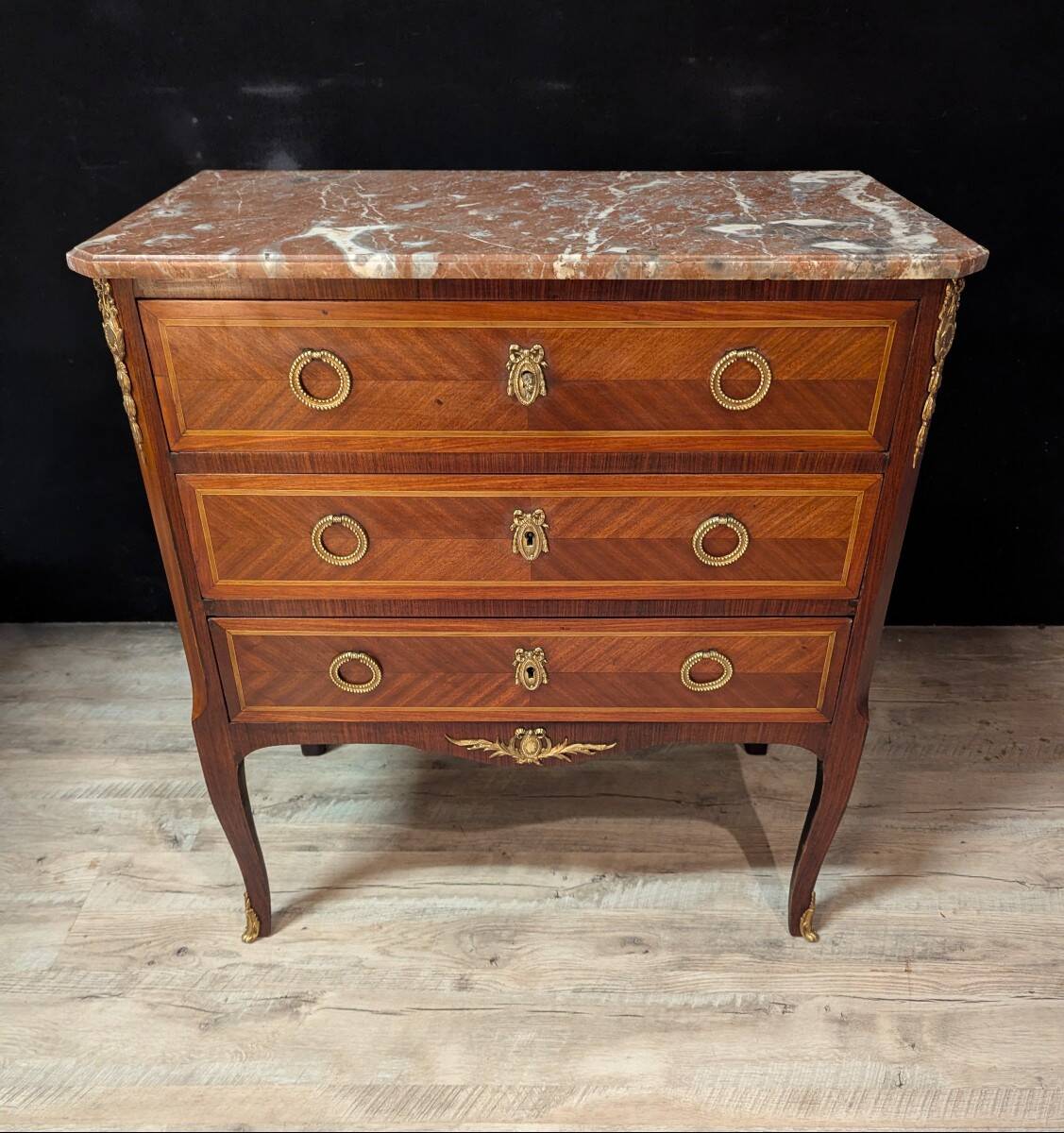 Commode Louis XV en bois de rose avec marbre