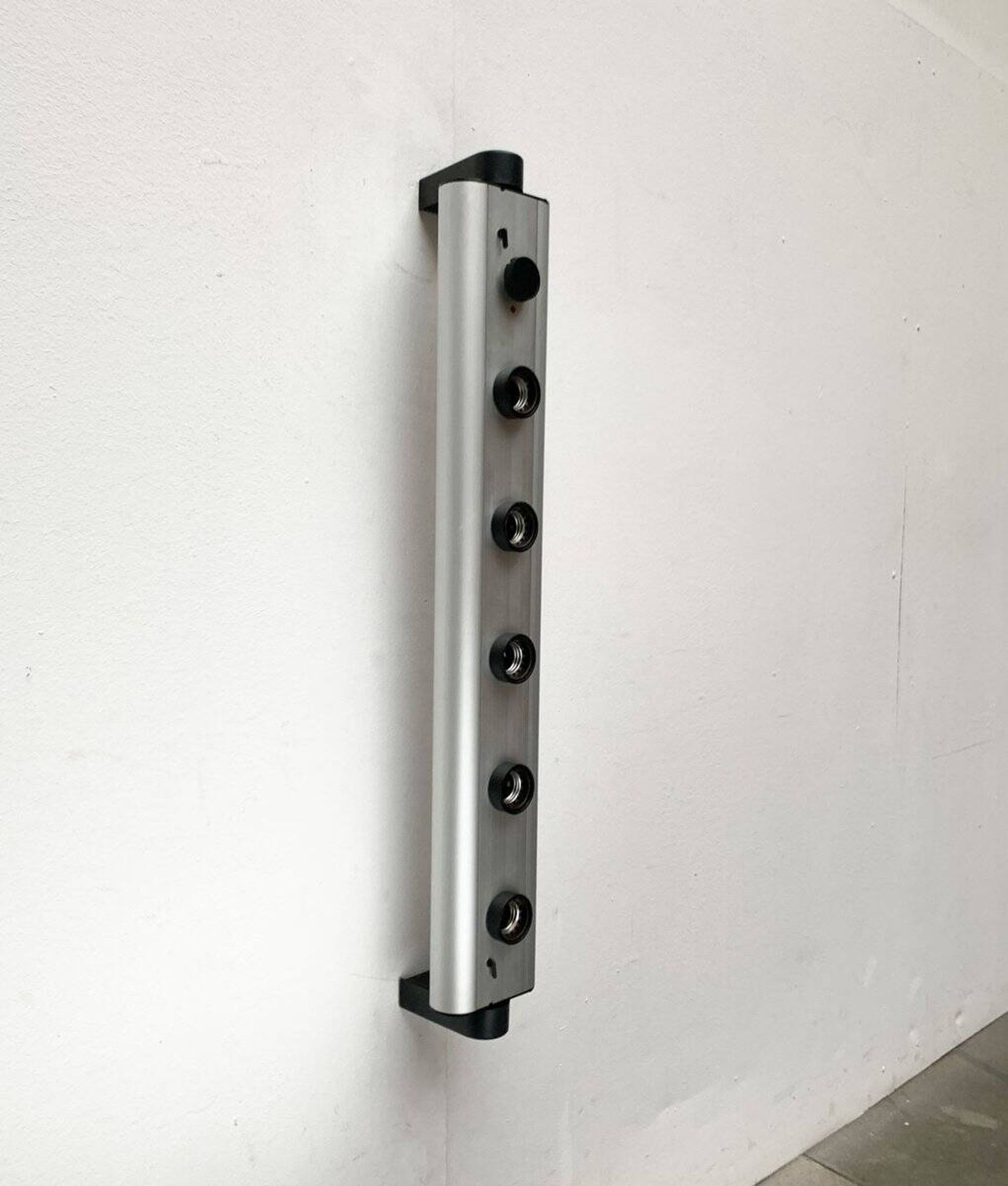 Postmodern Italian wall lamp Aton Barra by Ernesto Gismondi for Artemide, 1980s.