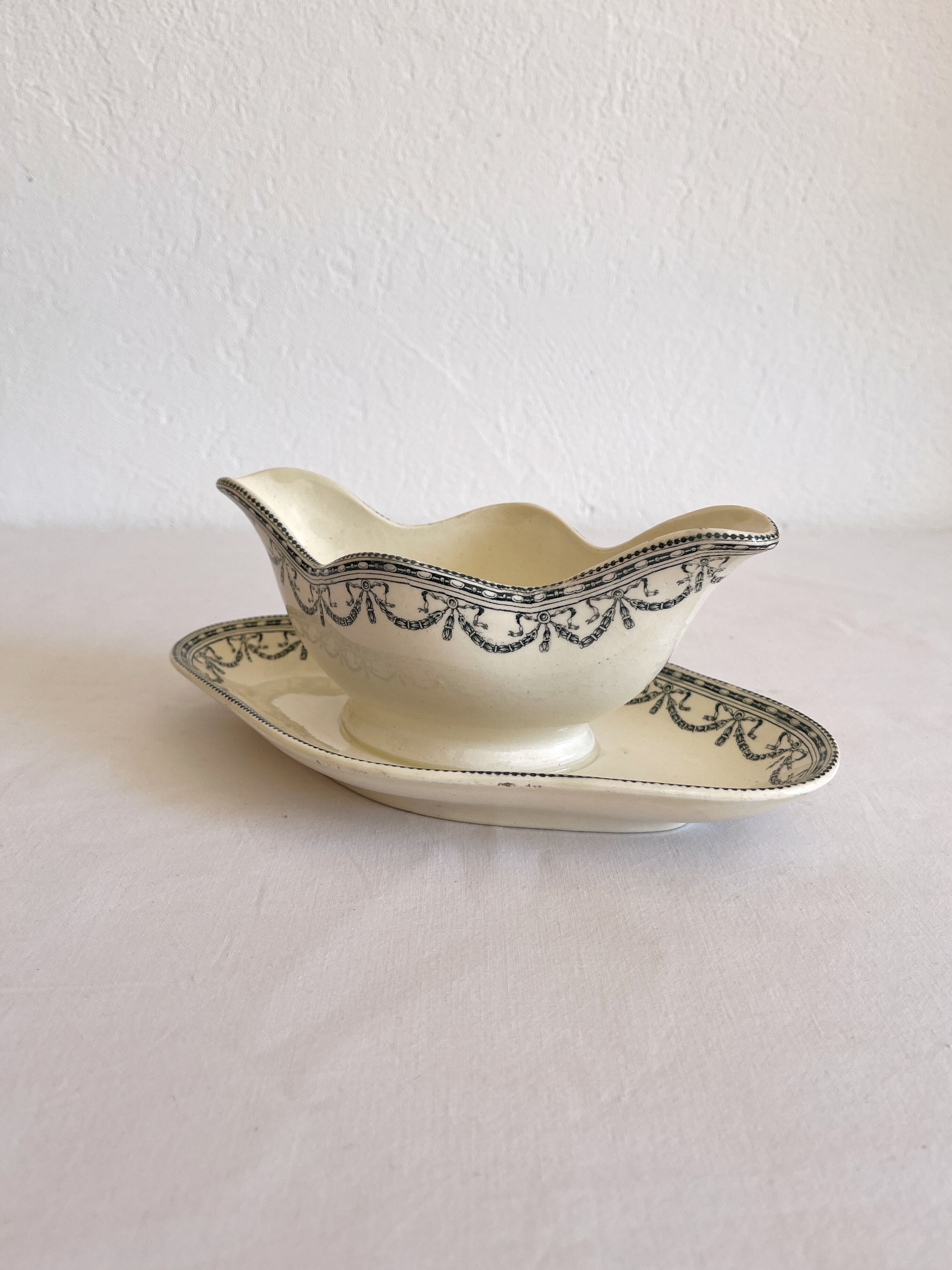 Iron earth saucière "Garlands Louis XVI" Salins