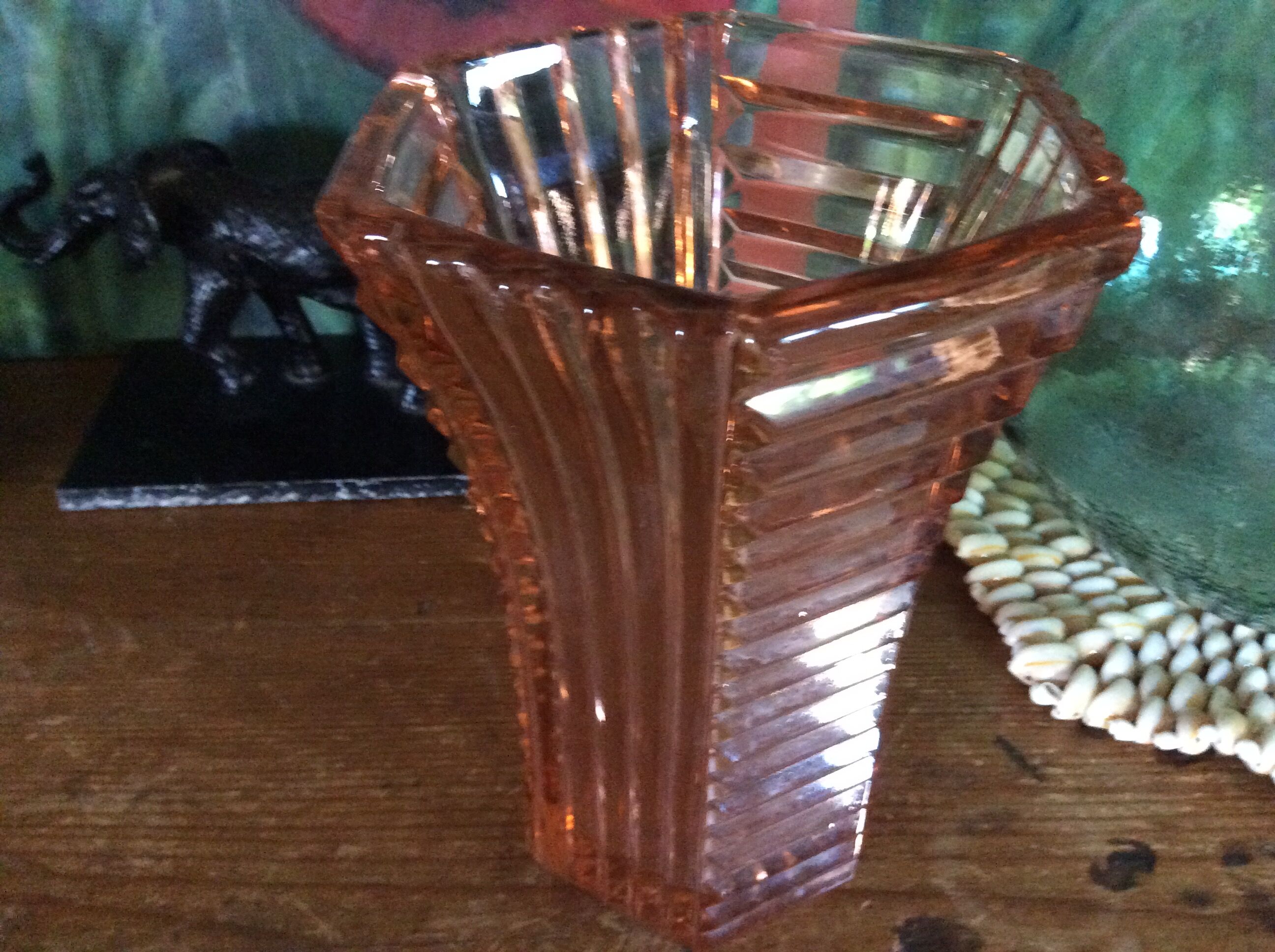 Vase en verre rose