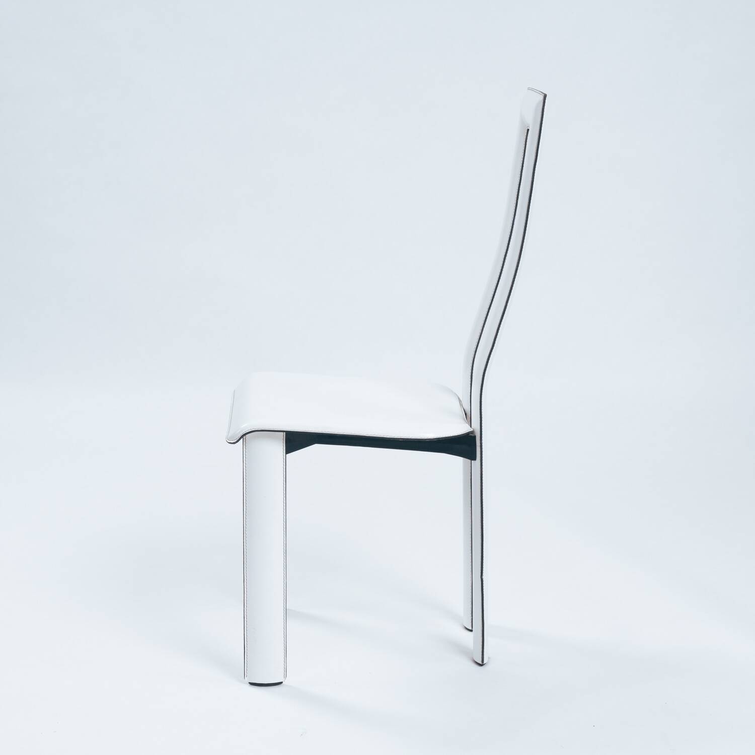 Italian Ycami white leather sculptural highback chairs, 1980s