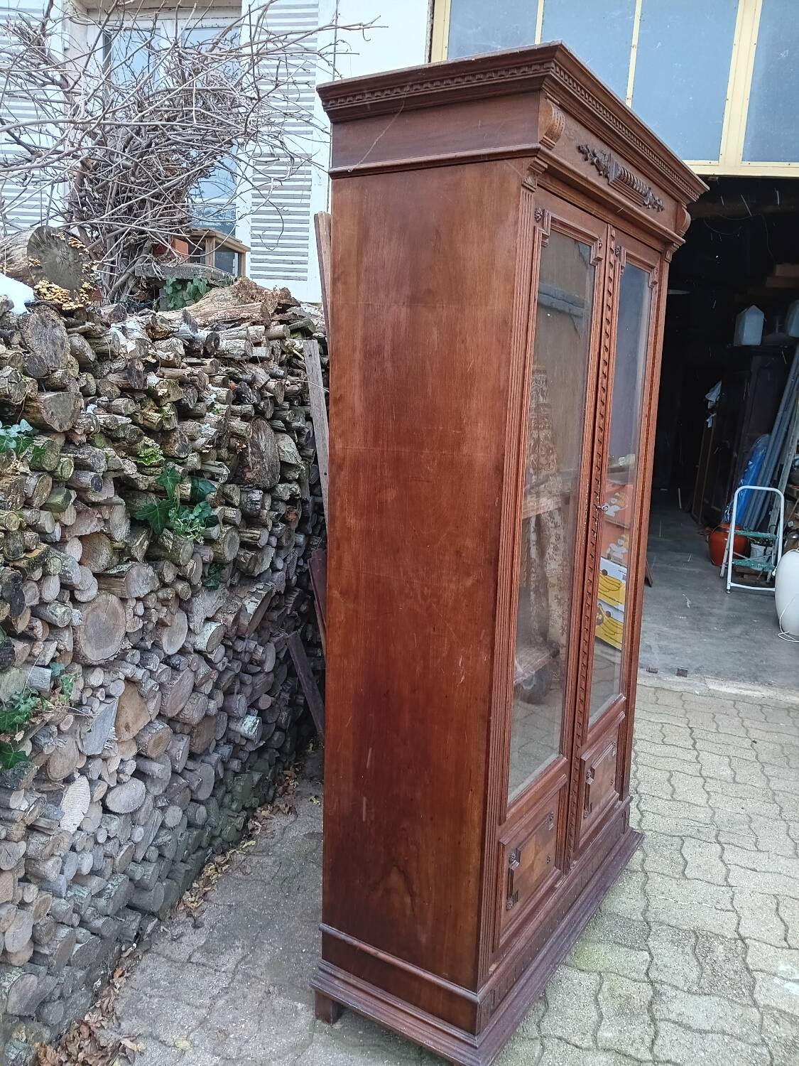 Glass display cabinet/bookshelf