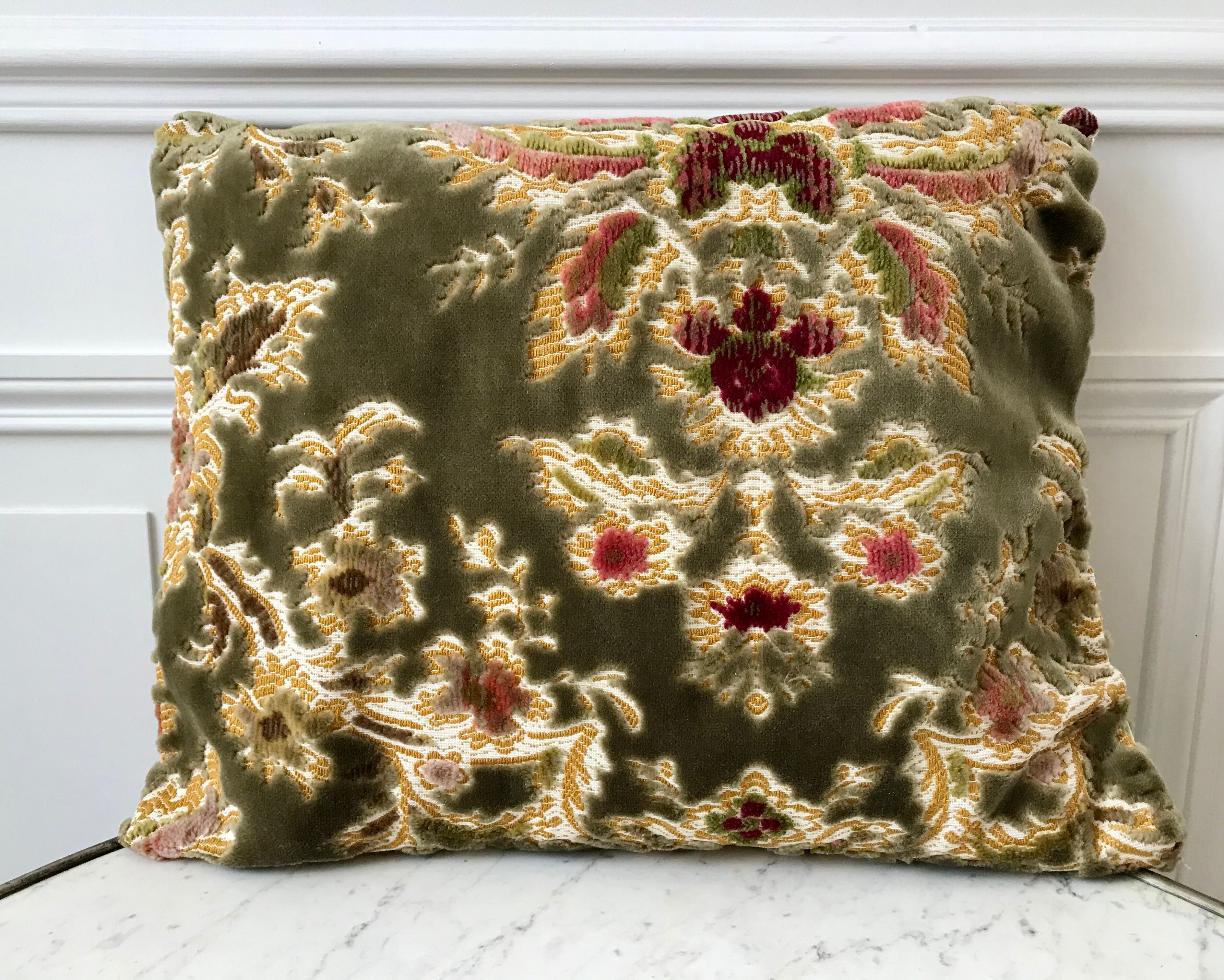 Coussin en velour ras vert sauge années 70