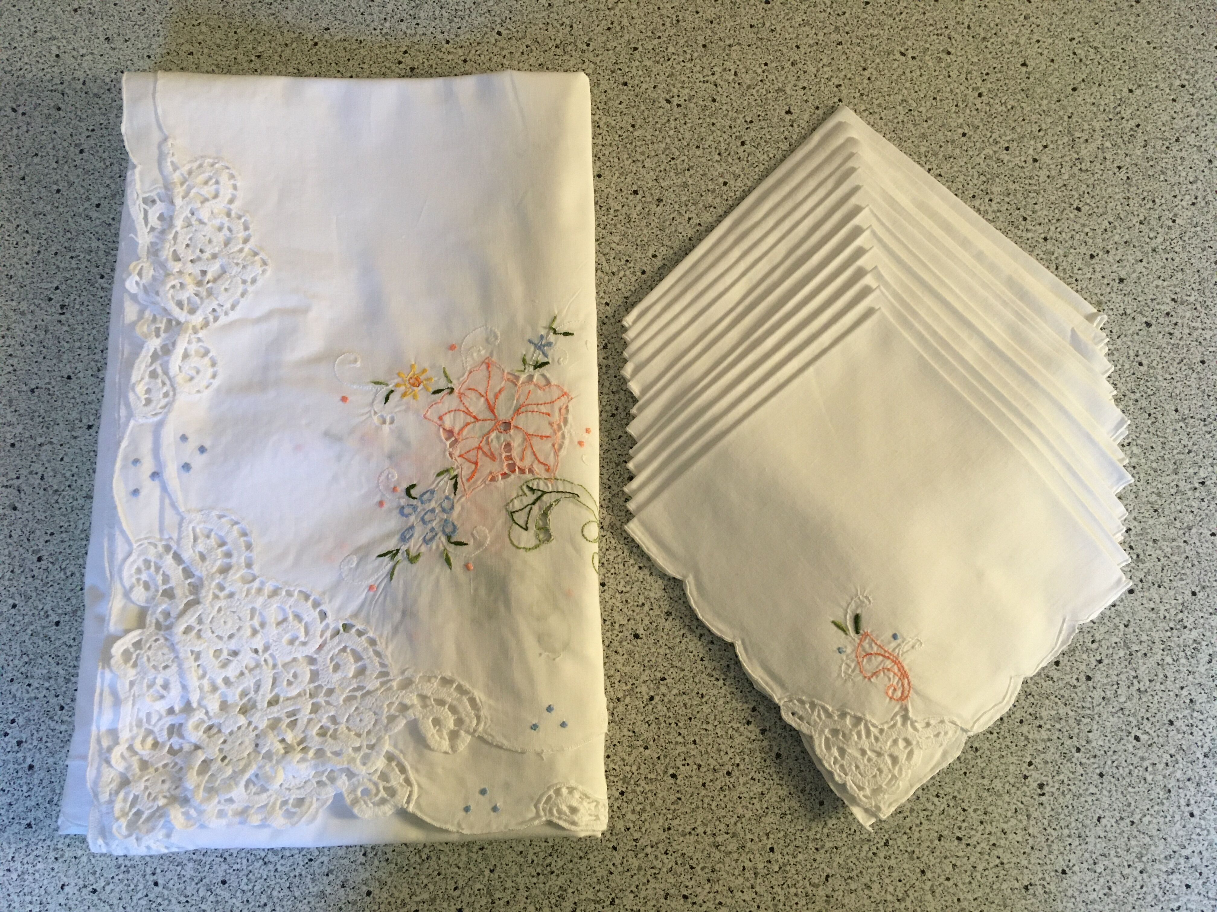Nappe 160 x 260 ajourée brodée et 12 serviettes