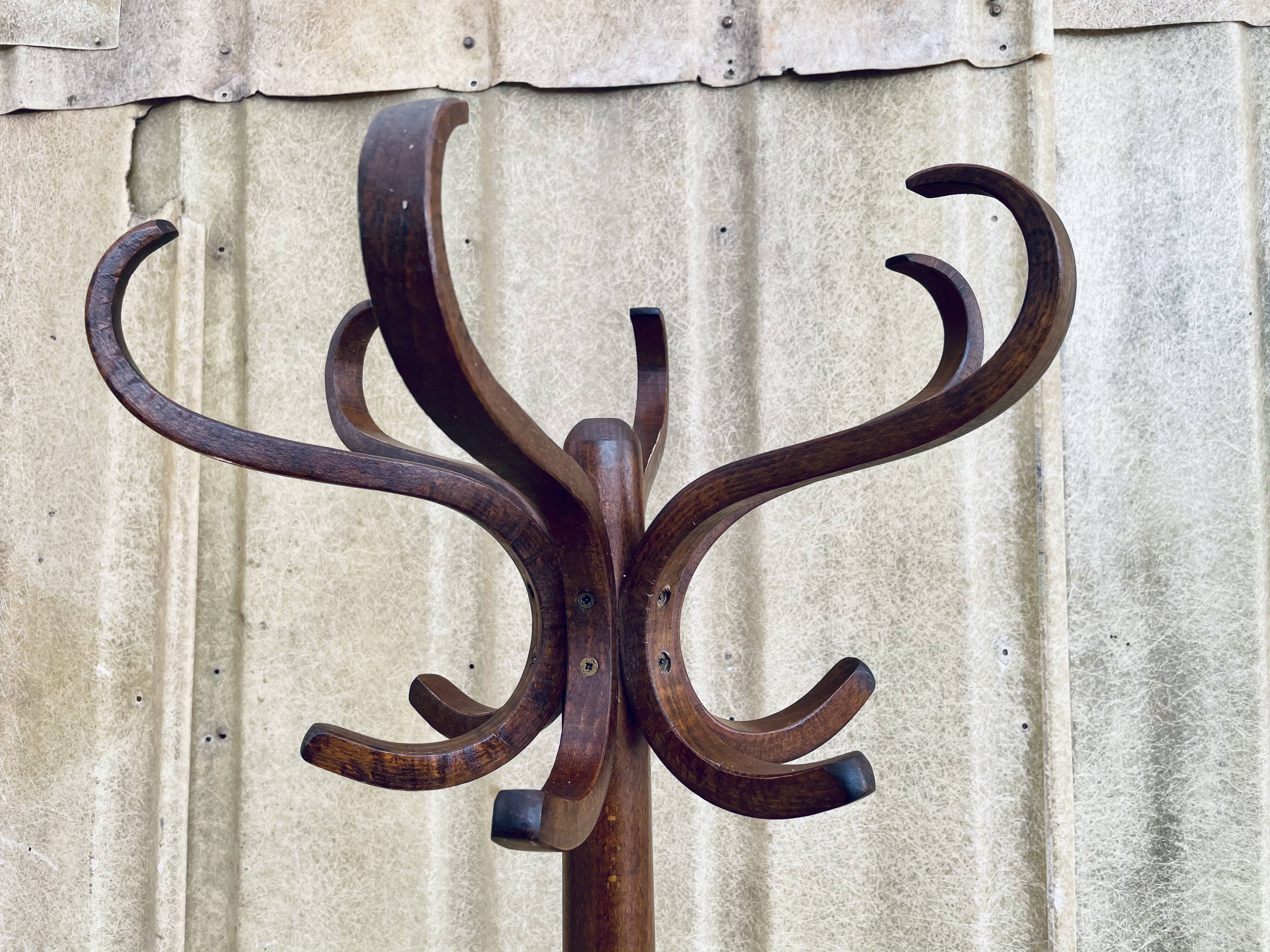 Baumann parrot coat rack