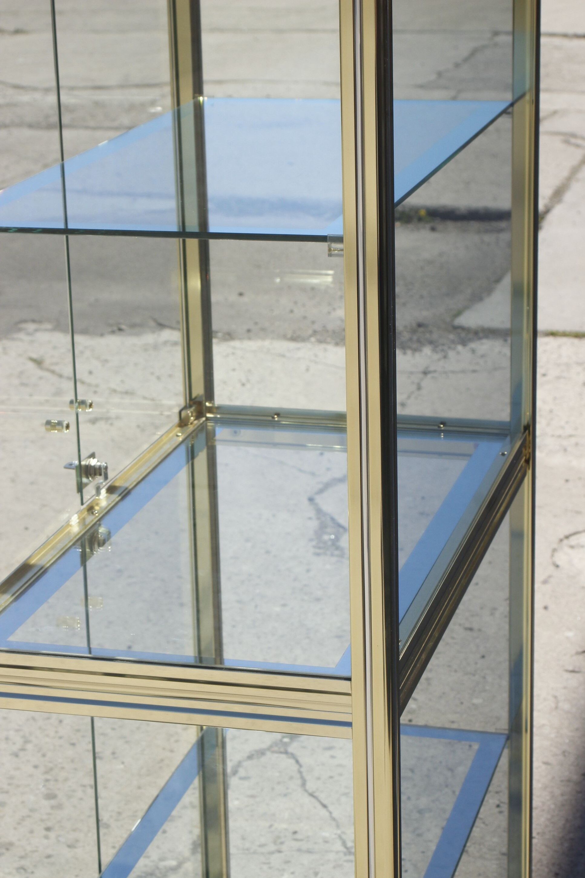 Vitrine vintage en laiton doré et verre, 1970s