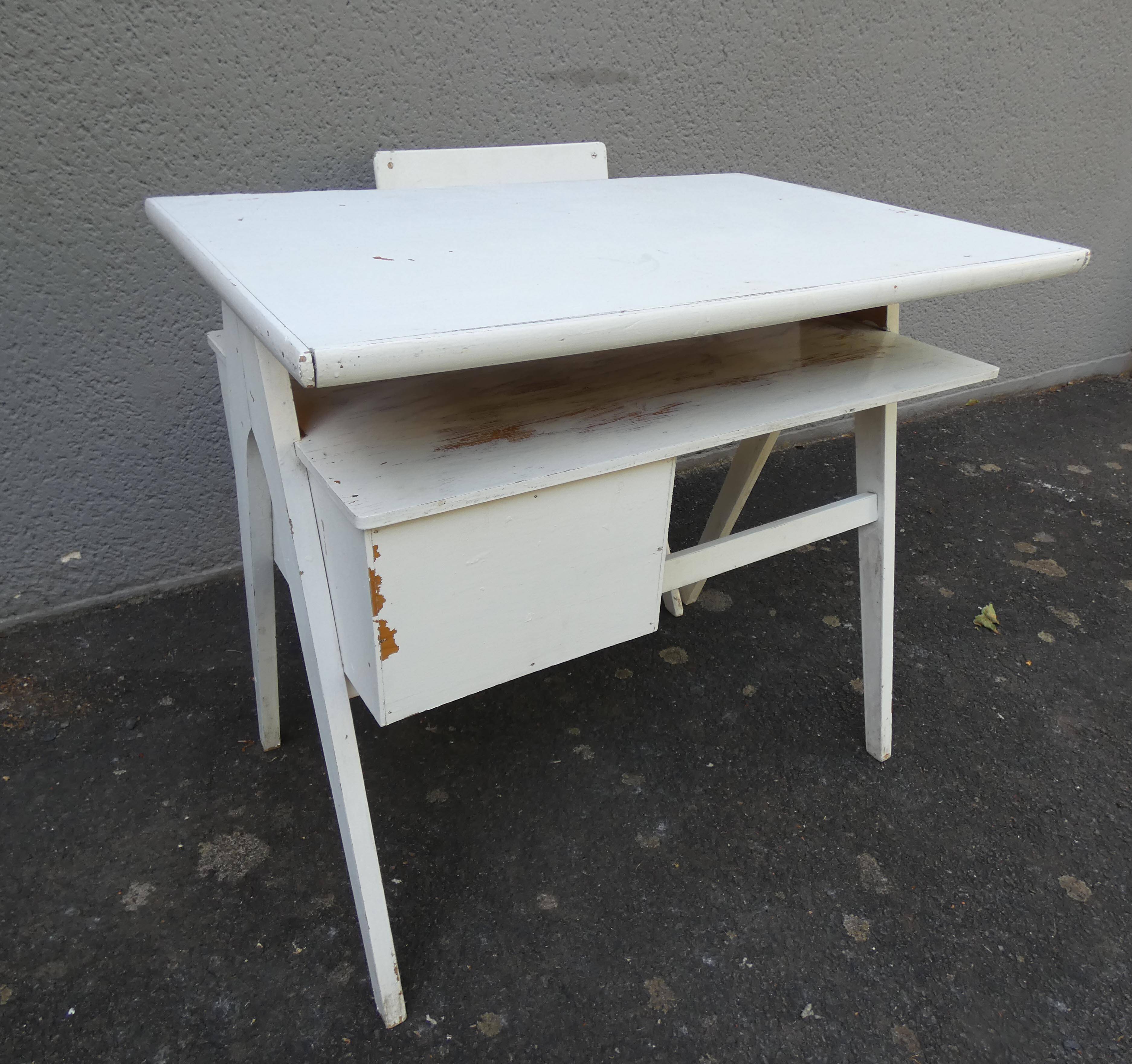 Scandinavian desk with compass legs for children