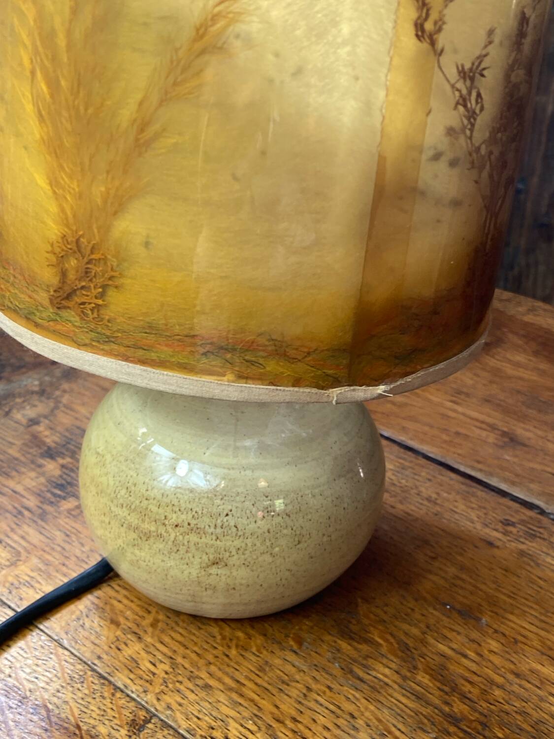 Lampe en grès, abat-jour composé de végétaux, années 70