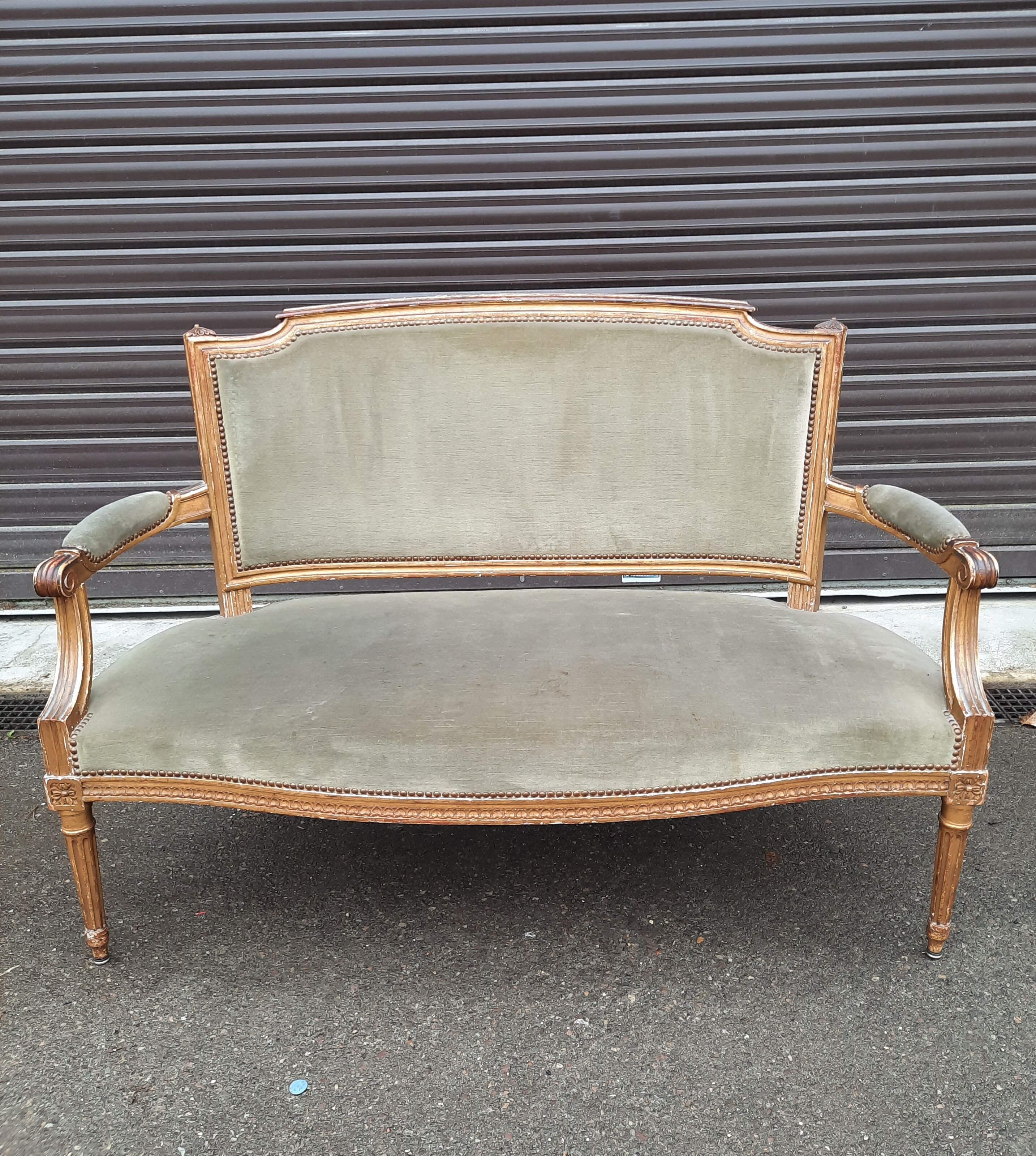 Salon de style Louis XVI en bois doré et velours